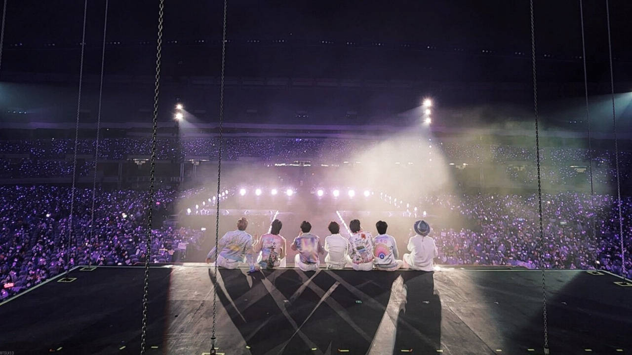 BTS सदस्यों के साथ मंच पर कॉन्सर्ट वॉलपेपर