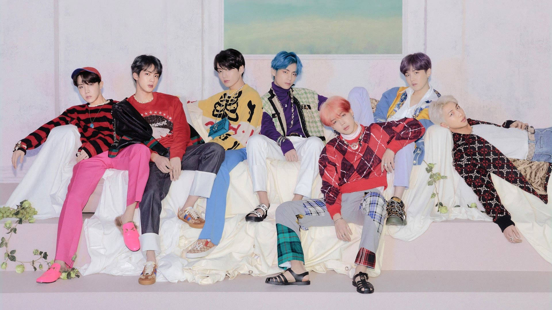 BTS सफेद सोफा डेस्कटॉप वॉलपेपर