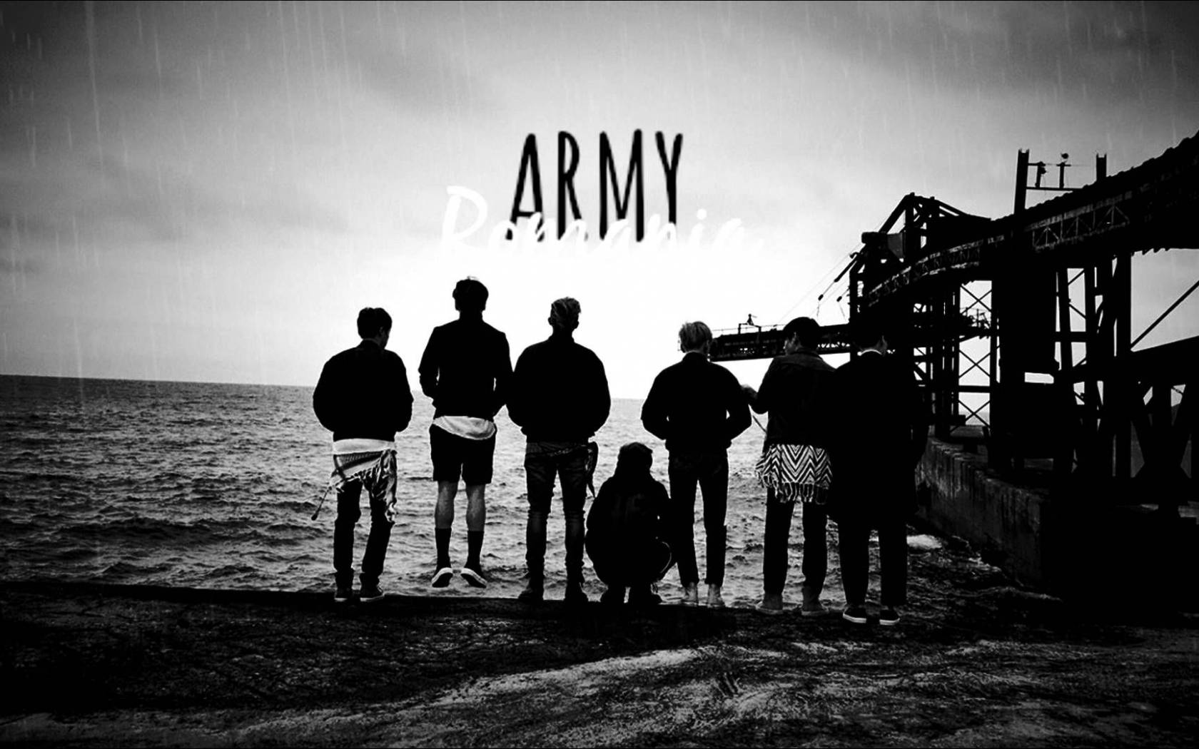BTS समुद्र के किनारे खड़े काले और सफेद लैपटॉप वॉलपेपर