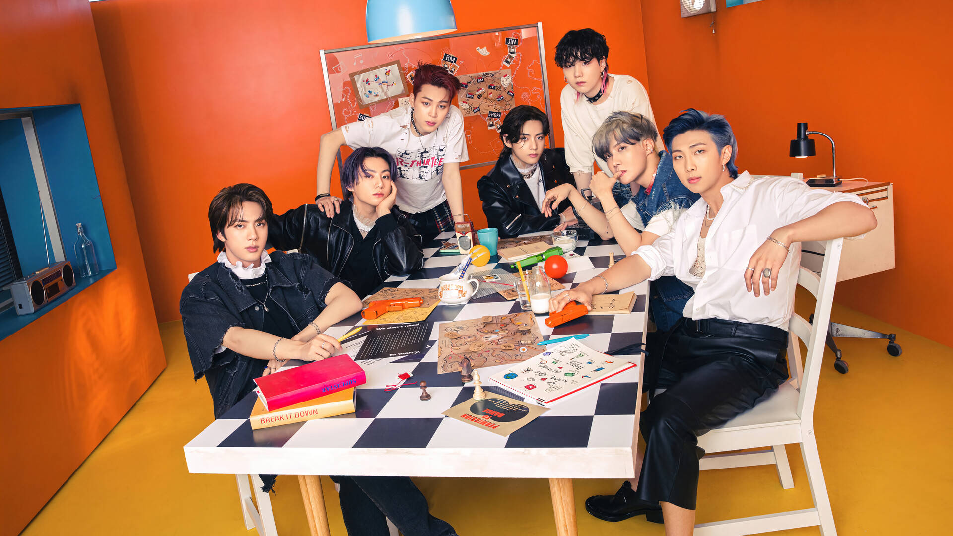 BTS समूह फोटो नारंगी कमरे में वॉलपेपर