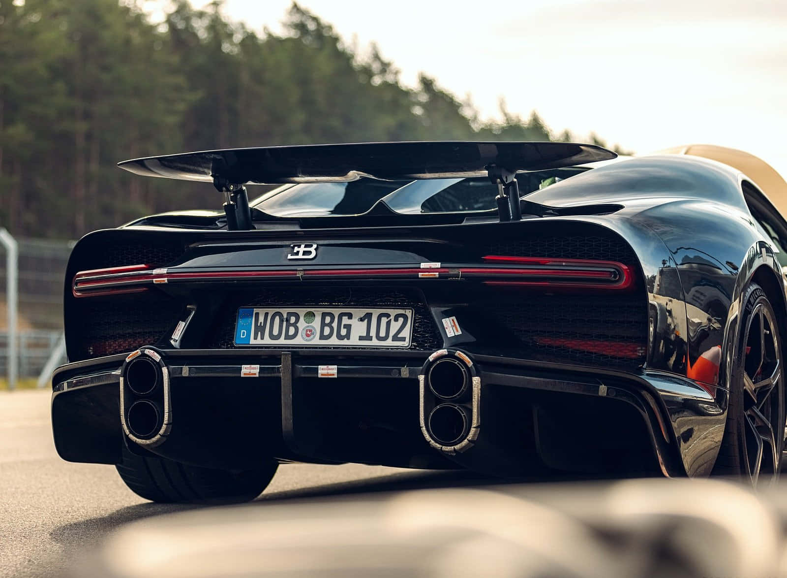 Bugatti Chiron – शक्ति और सुंदरता का प्रतीक वॉलपेपर