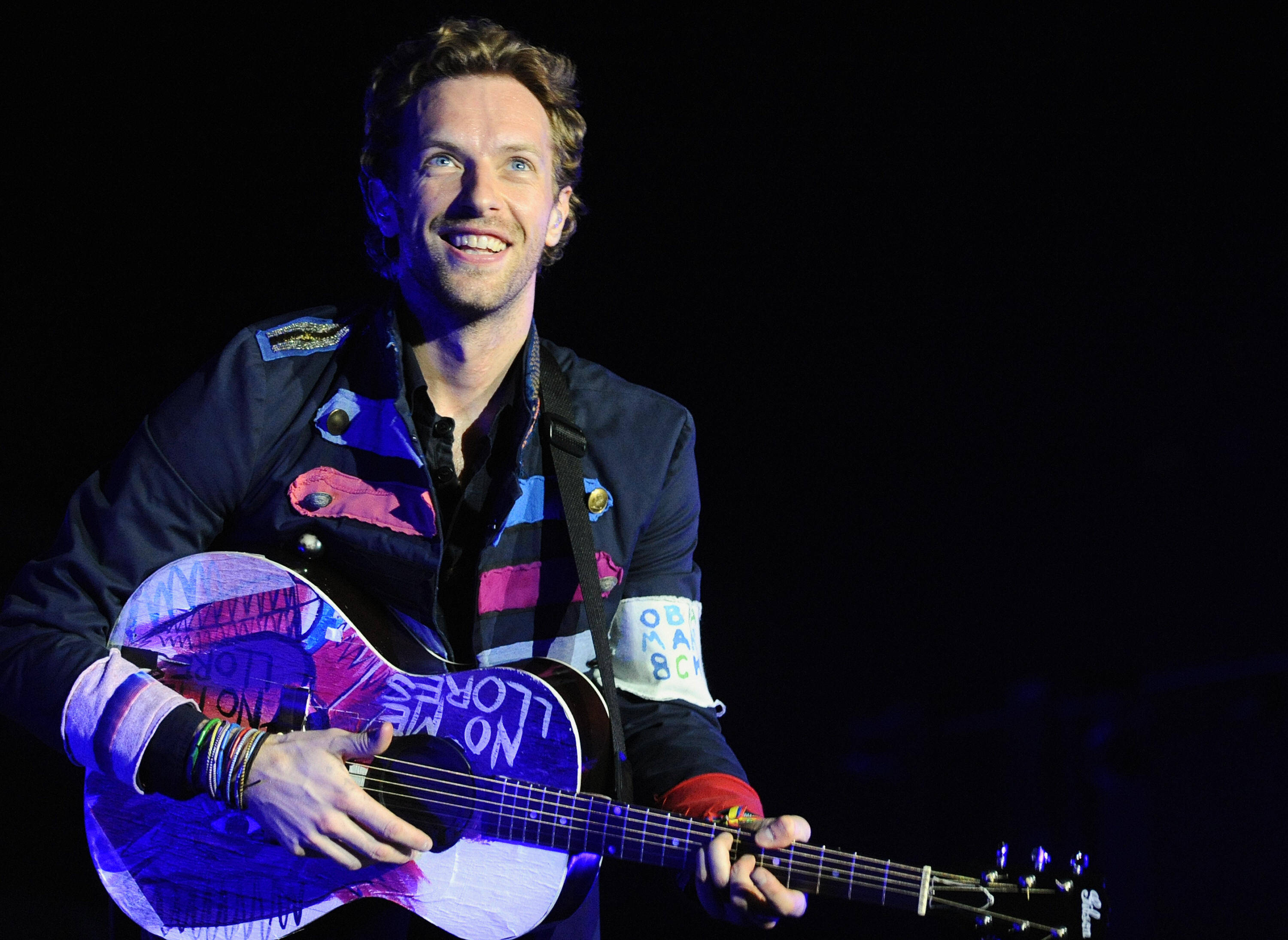 Chris Martin काली पृष्ठभूमि वॉलपेपर
