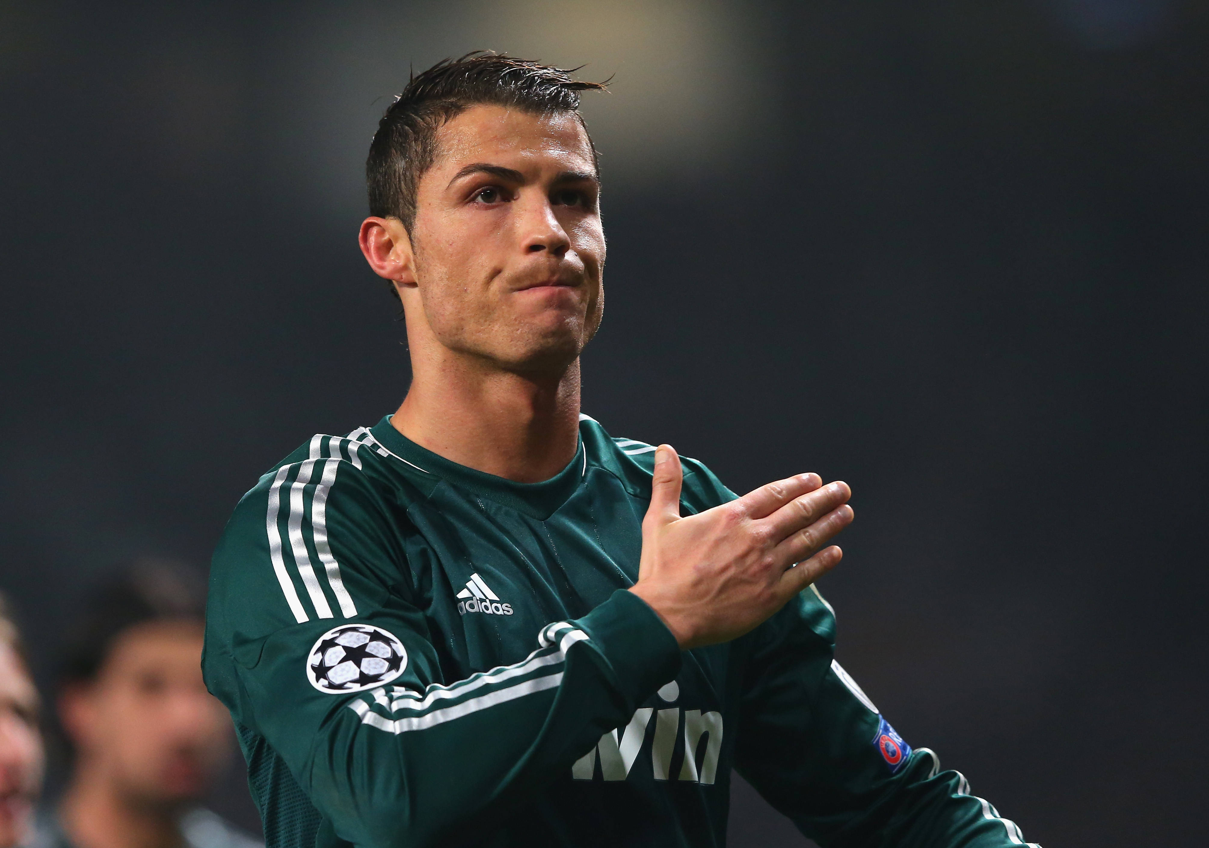 CR7 क्रिस्टियानो रोनाल्डो हरे रंग की वर्दी में वॉलपेपर