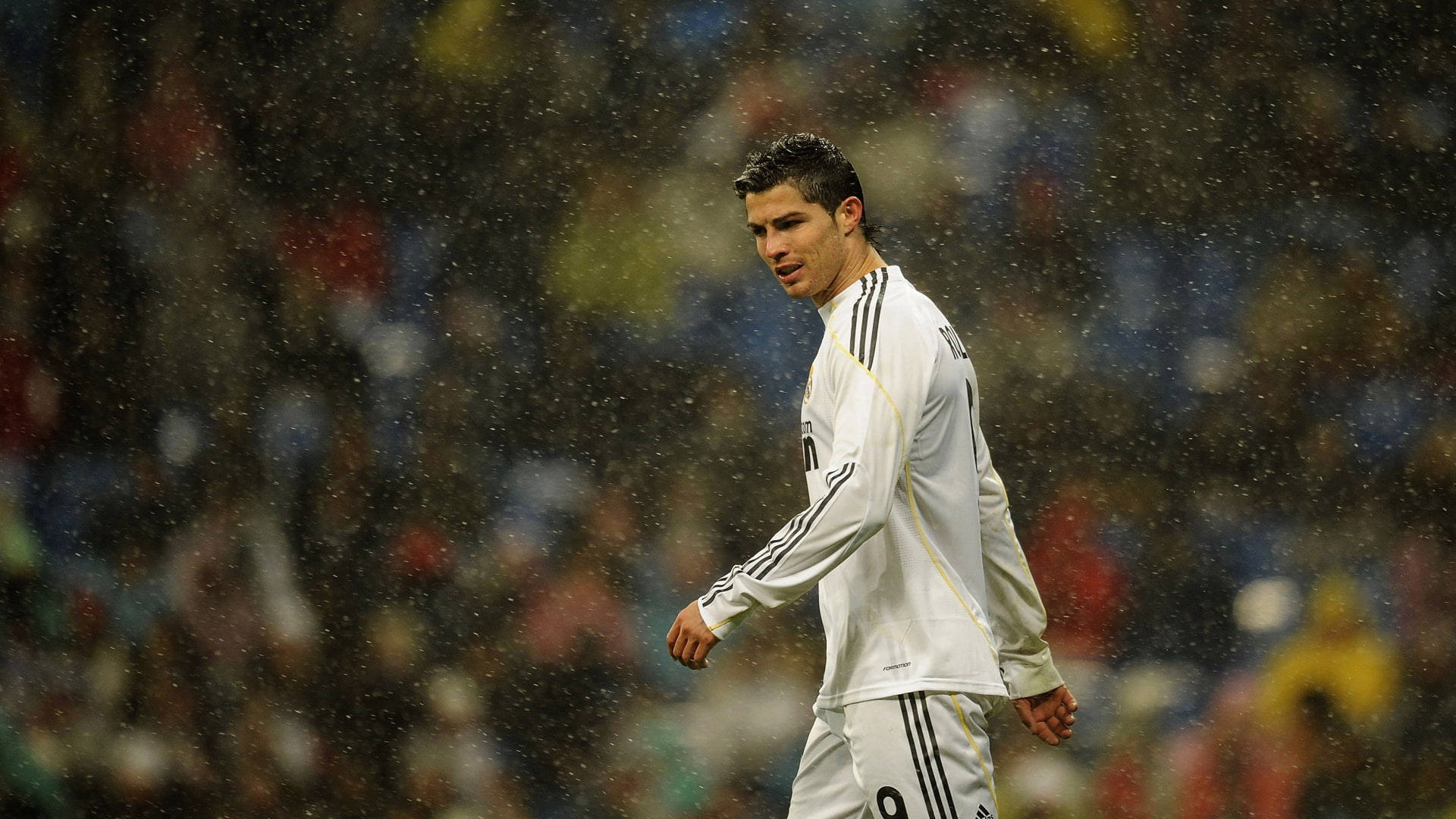 CR7 HD बारिश में फुटबॉल मैच वॉलपेपर