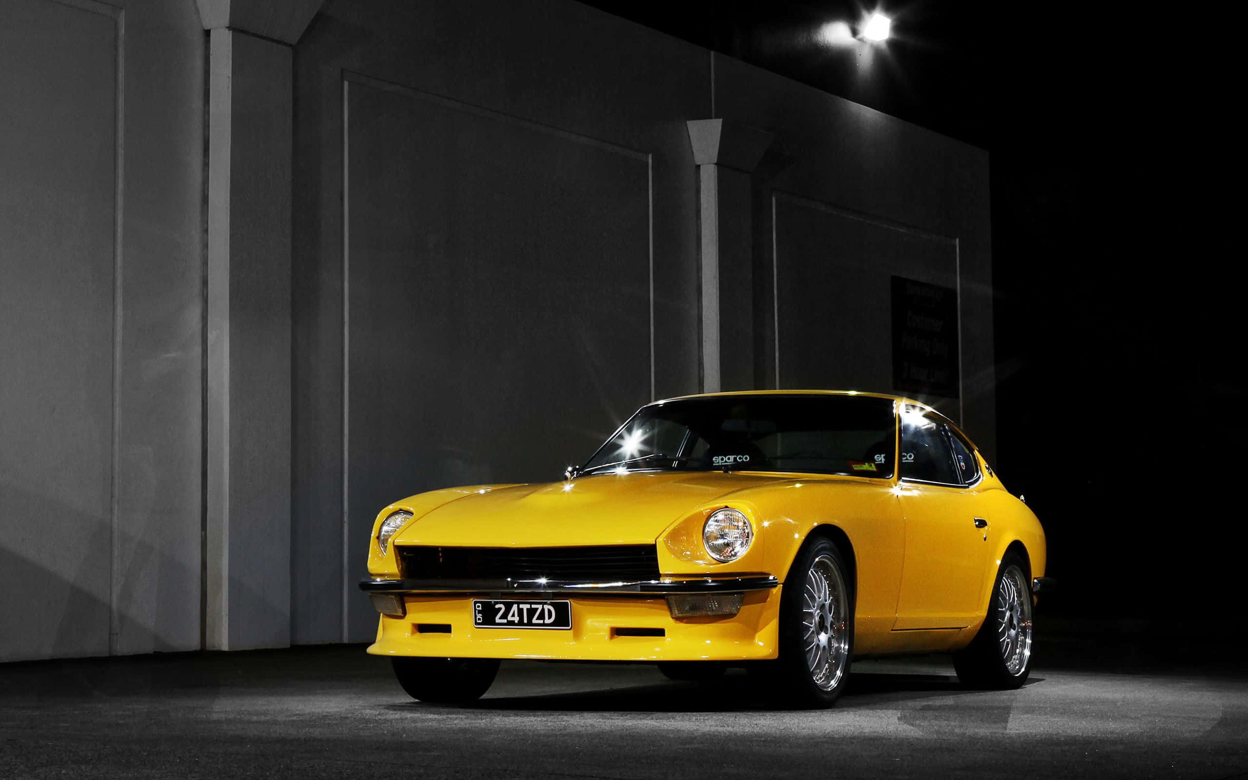 कैप्शन: शानदार Datsun क्लासिक कार एक्शन में वॉलपेपर