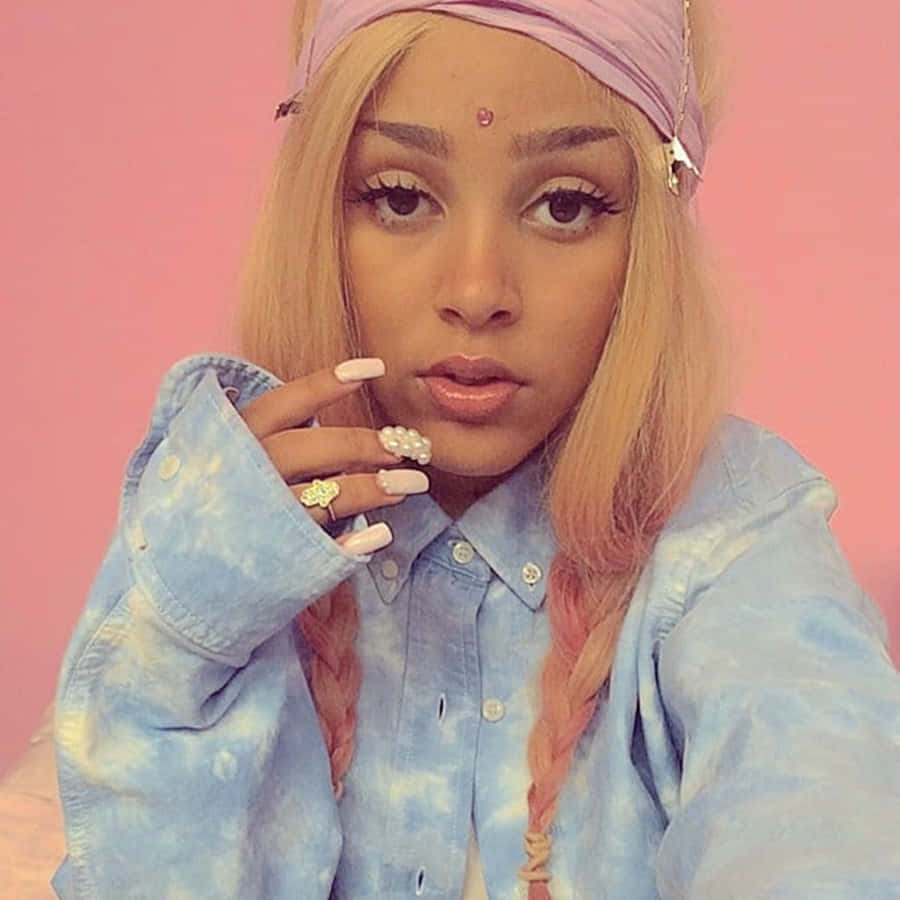 Doja Cat अपने सिग्नेचर रंगीन ब्रेड्स में वॉलपेपर