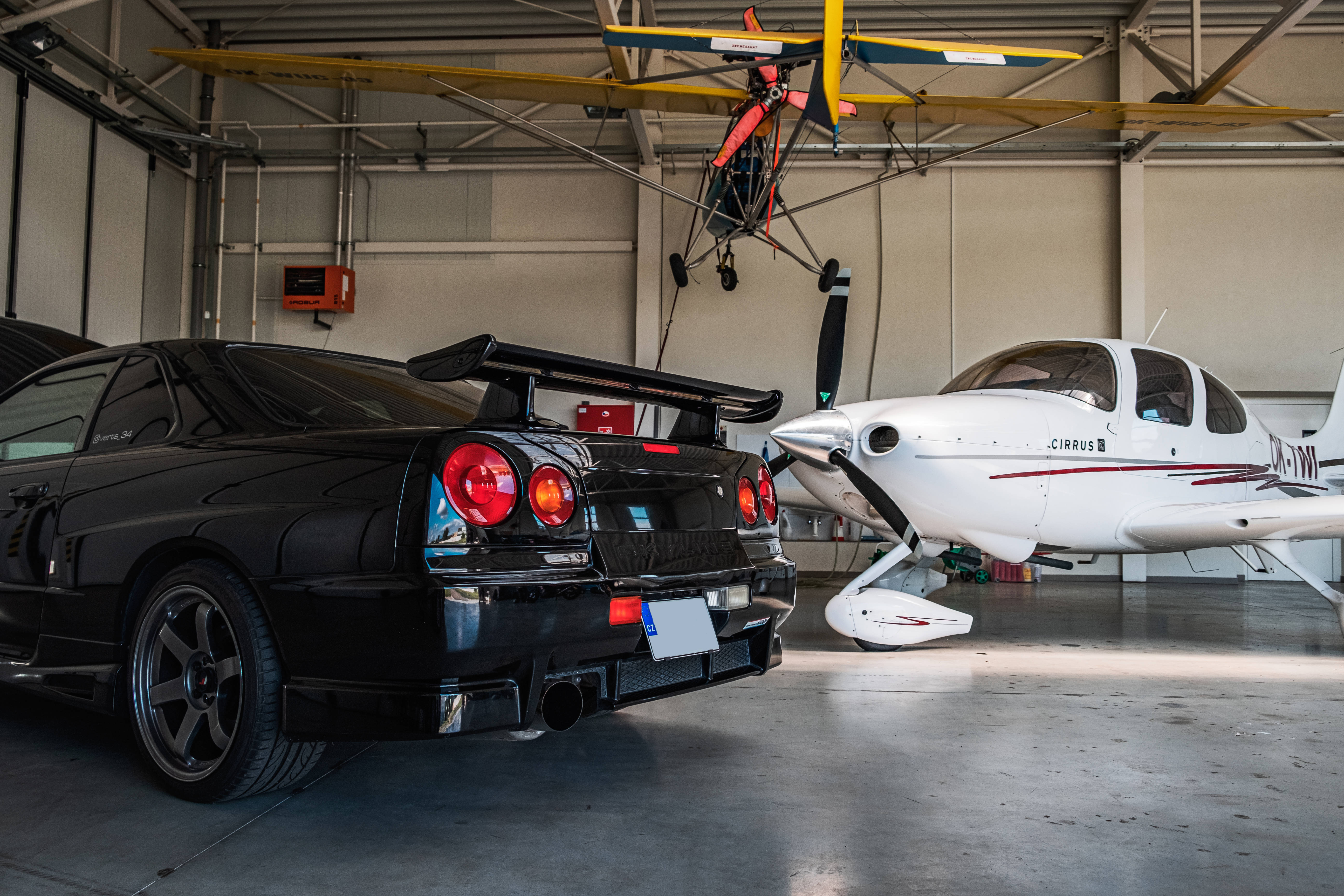निसान स्काईलाइन GTR R34 हैंगर पर वॉलपेपर