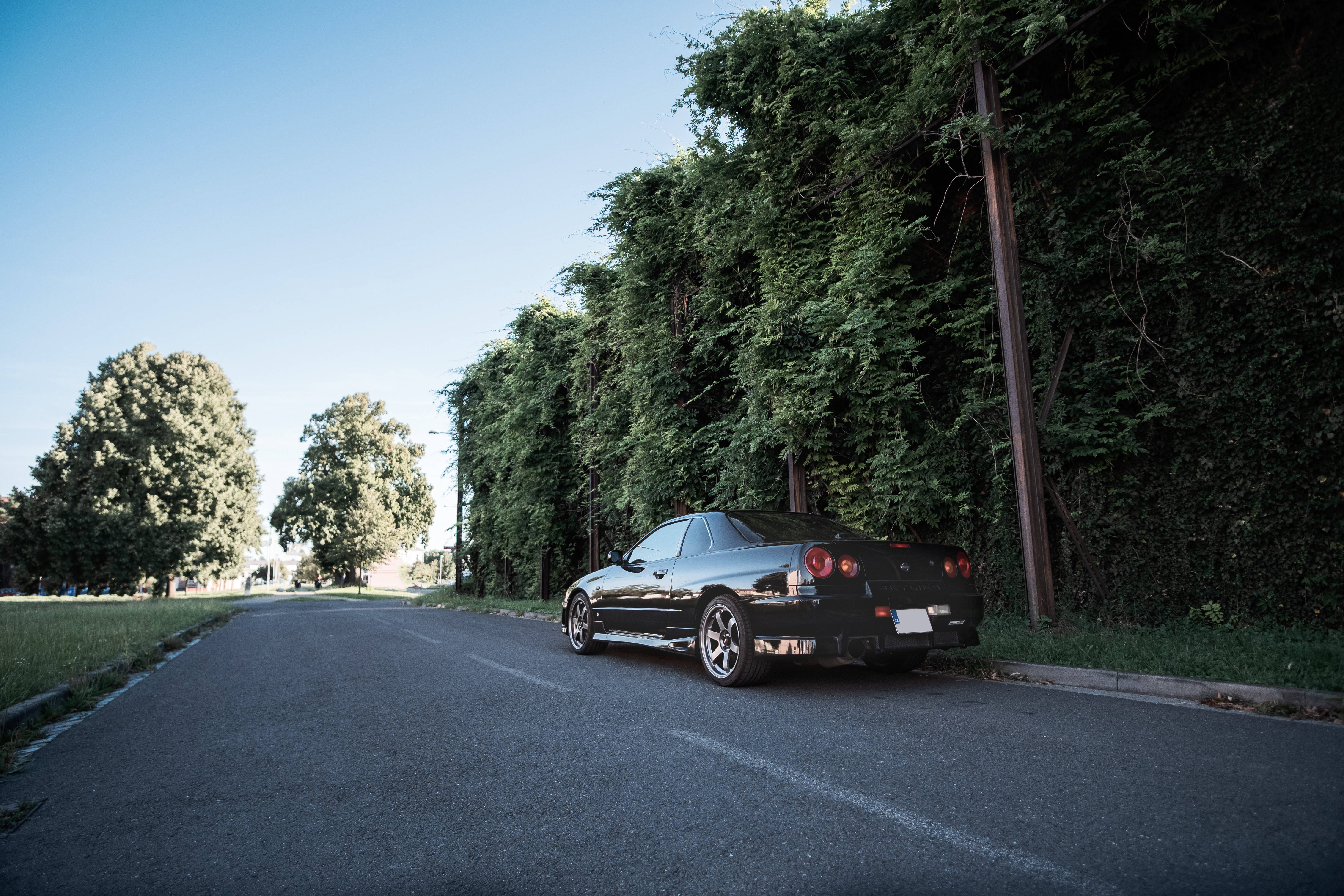 सड़क किनारे निसान स्काईलाइन GTR R34 वॉलपेपर