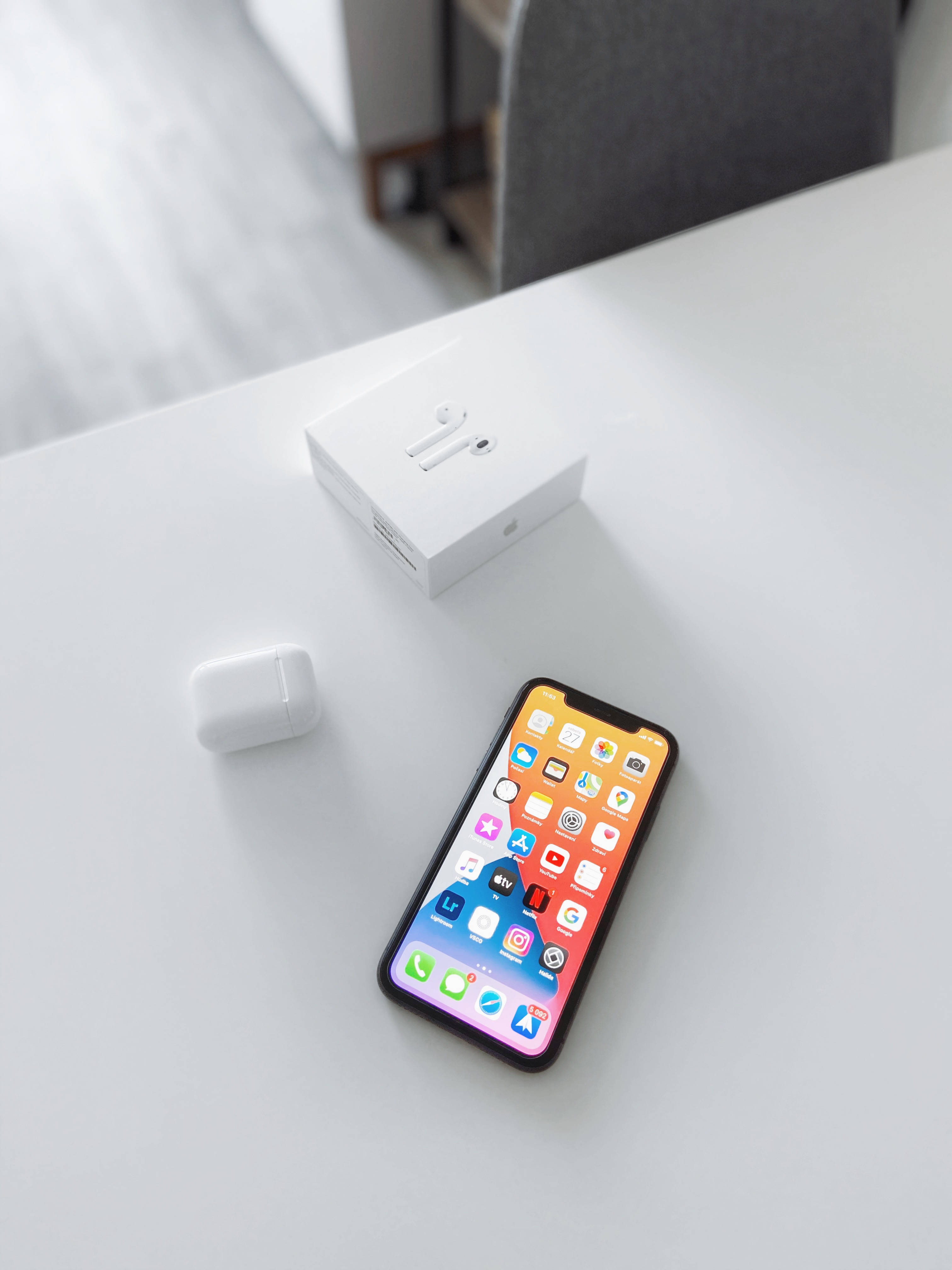चिकना और स्टाइलिश iPhone 11 एक्शन में वॉलपेपर