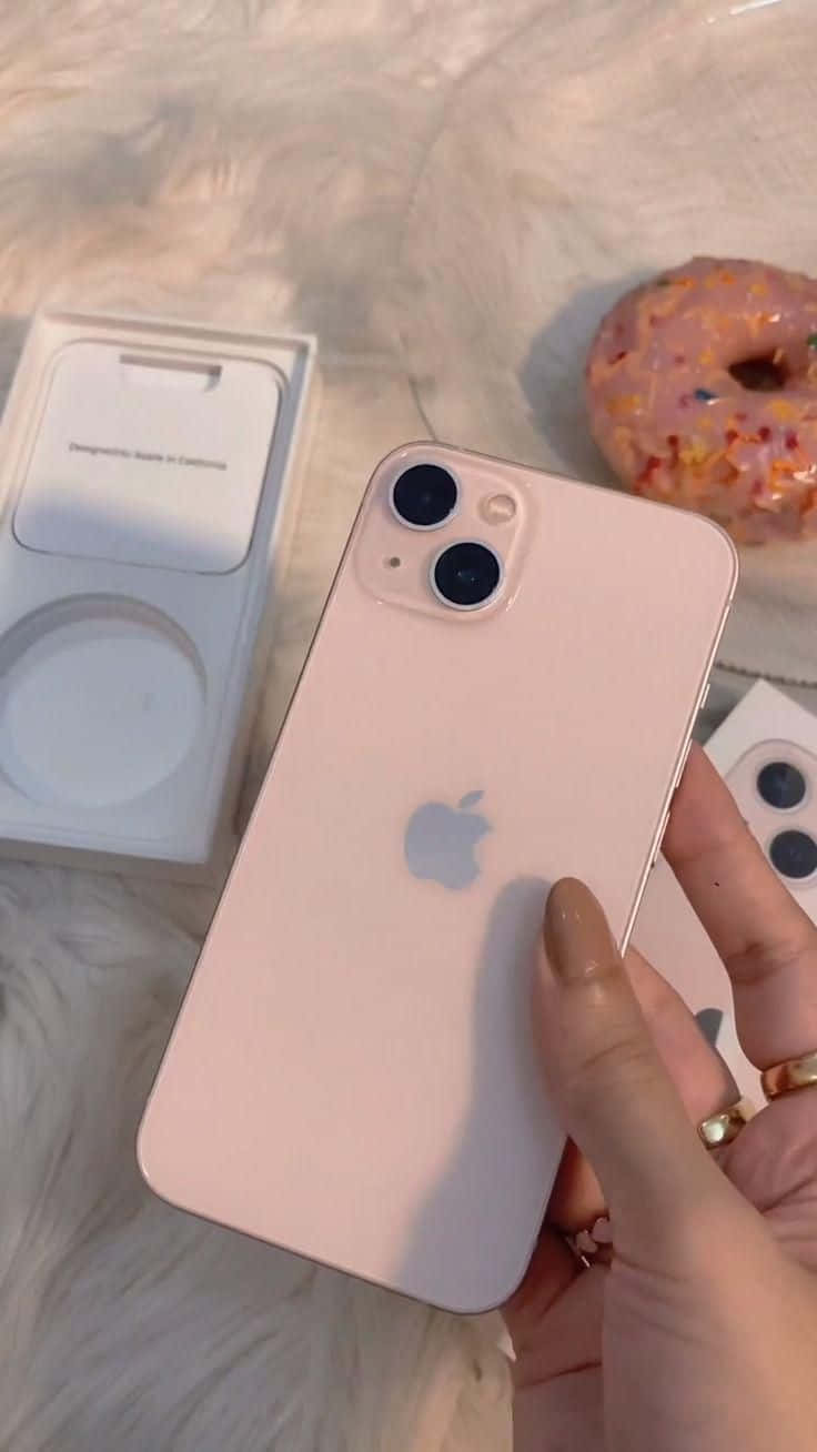 प्रतिष्ठित iPhone 12 के साथ नवीनतम तकनीक का अनुभव करें वॉलपेपर