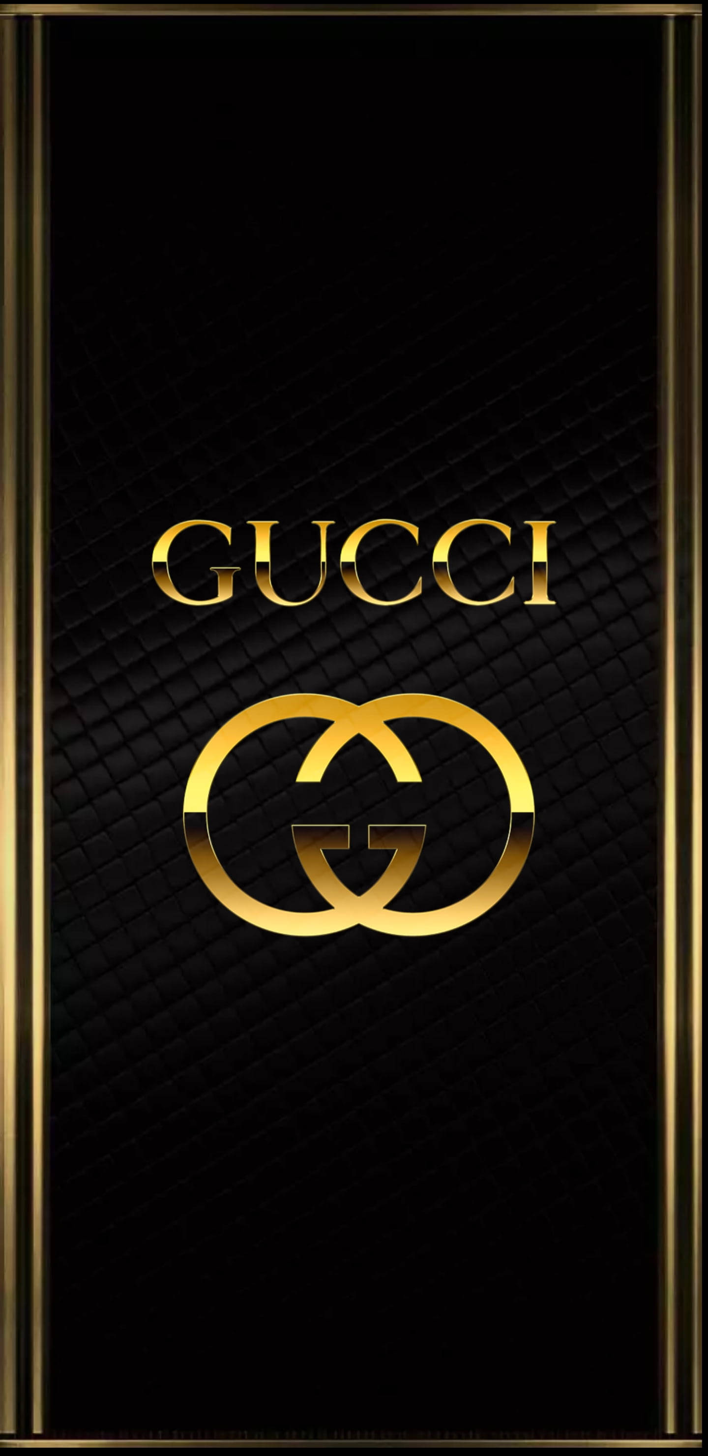 कैप्शन: गोल्ड में लक्ज़री iPhone 12 Pro Max पर Gucci लोगो वॉलपेपर