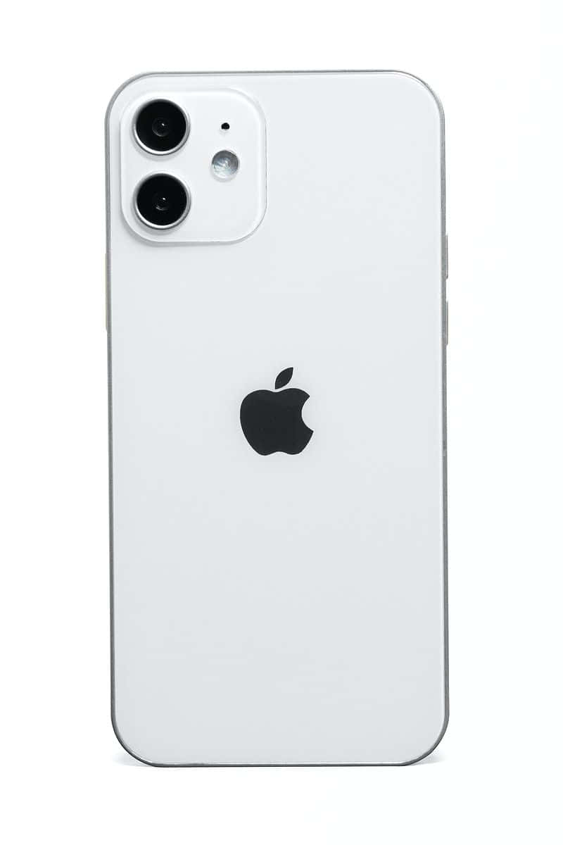 iPhone 12 डिस्प्ले पर शानदार गहरा नीला समुद्र और नाटकीय समुद्री दृश्य वॉलपेपर