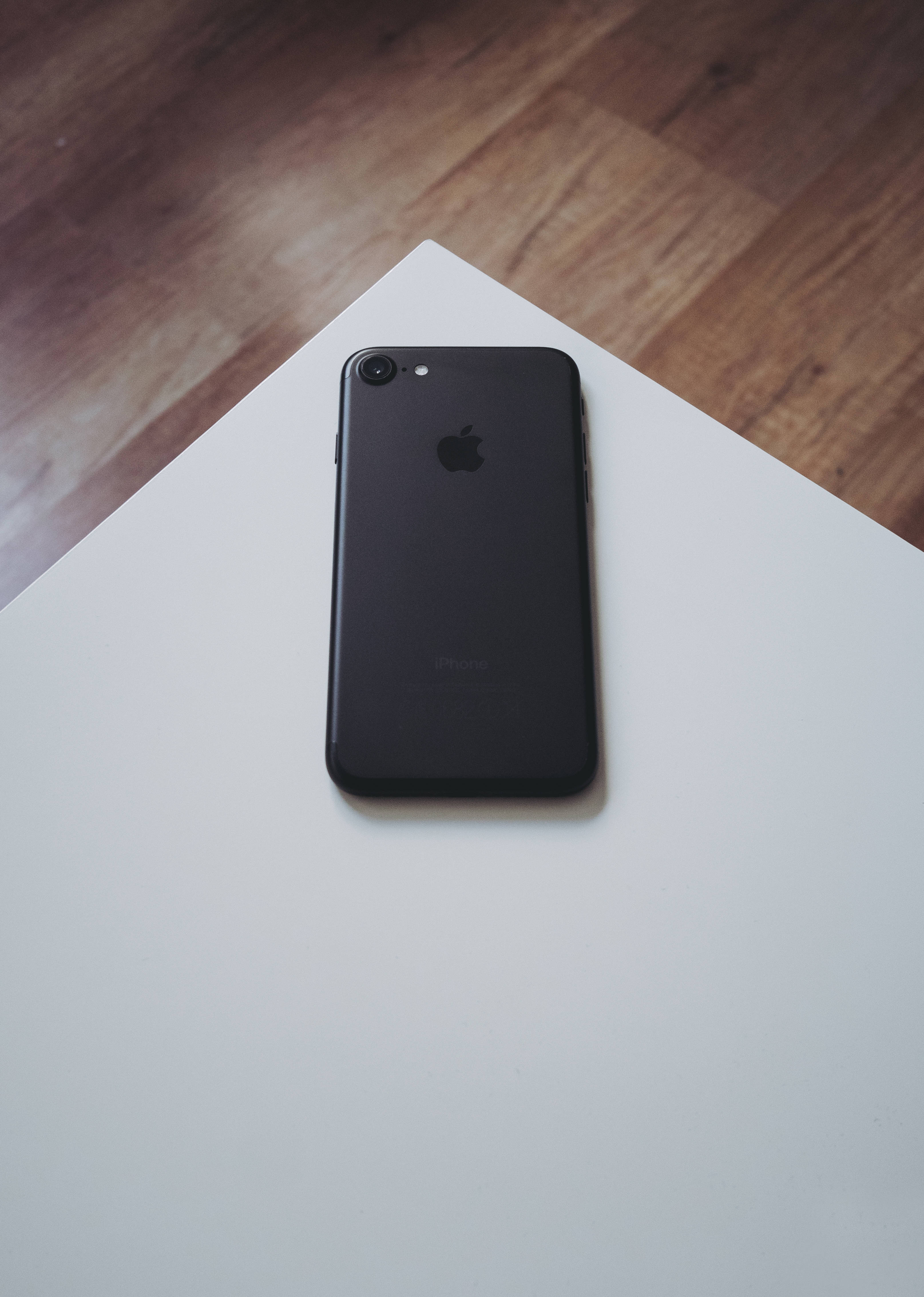 iPhone 8 सफेद सतह वॉलपेपर