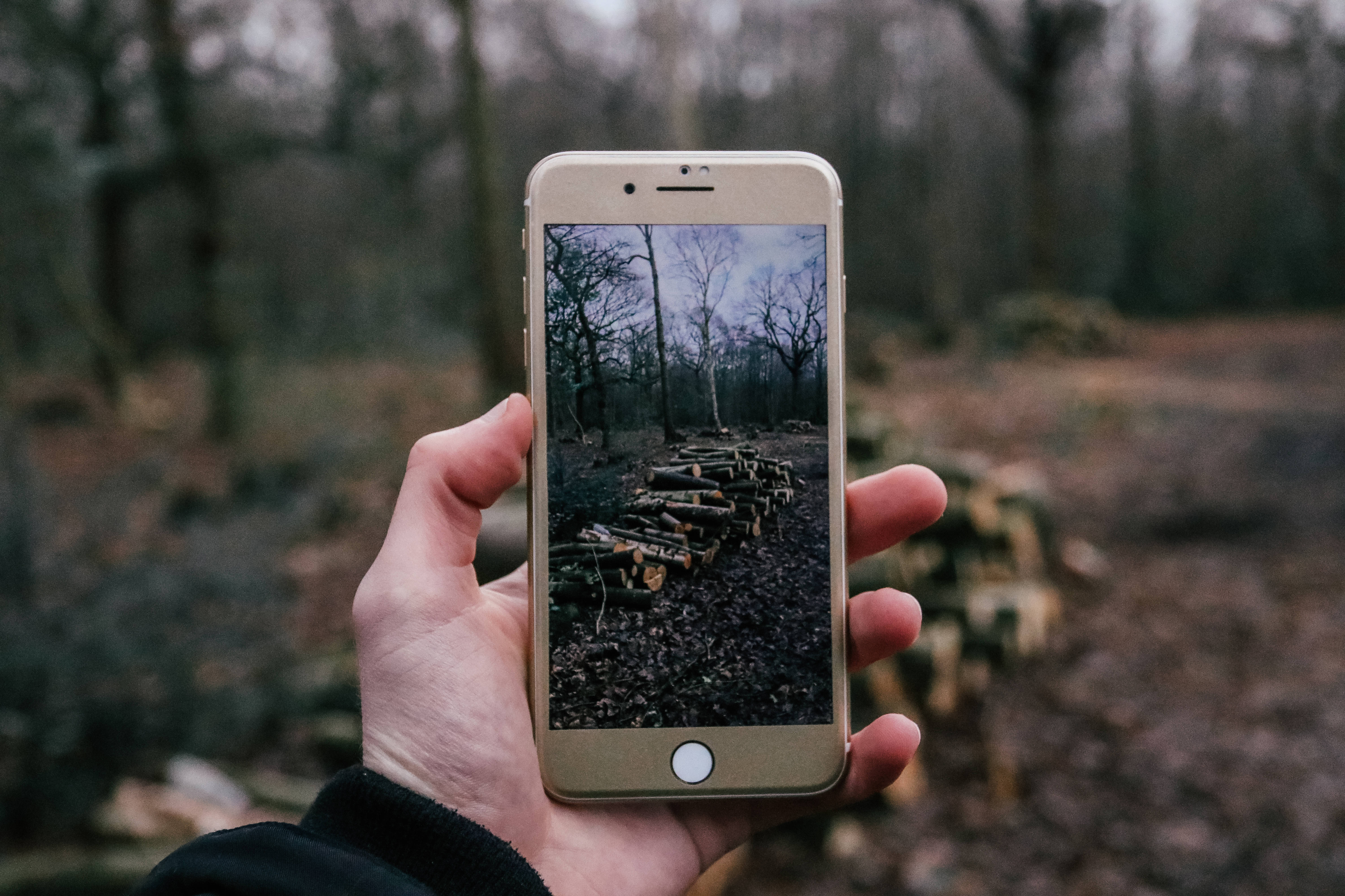 चमकदार सतह पर प्रतिबिंब दिखाता सुरुचिपूर्ण iPhone 8 वॉलपेपर