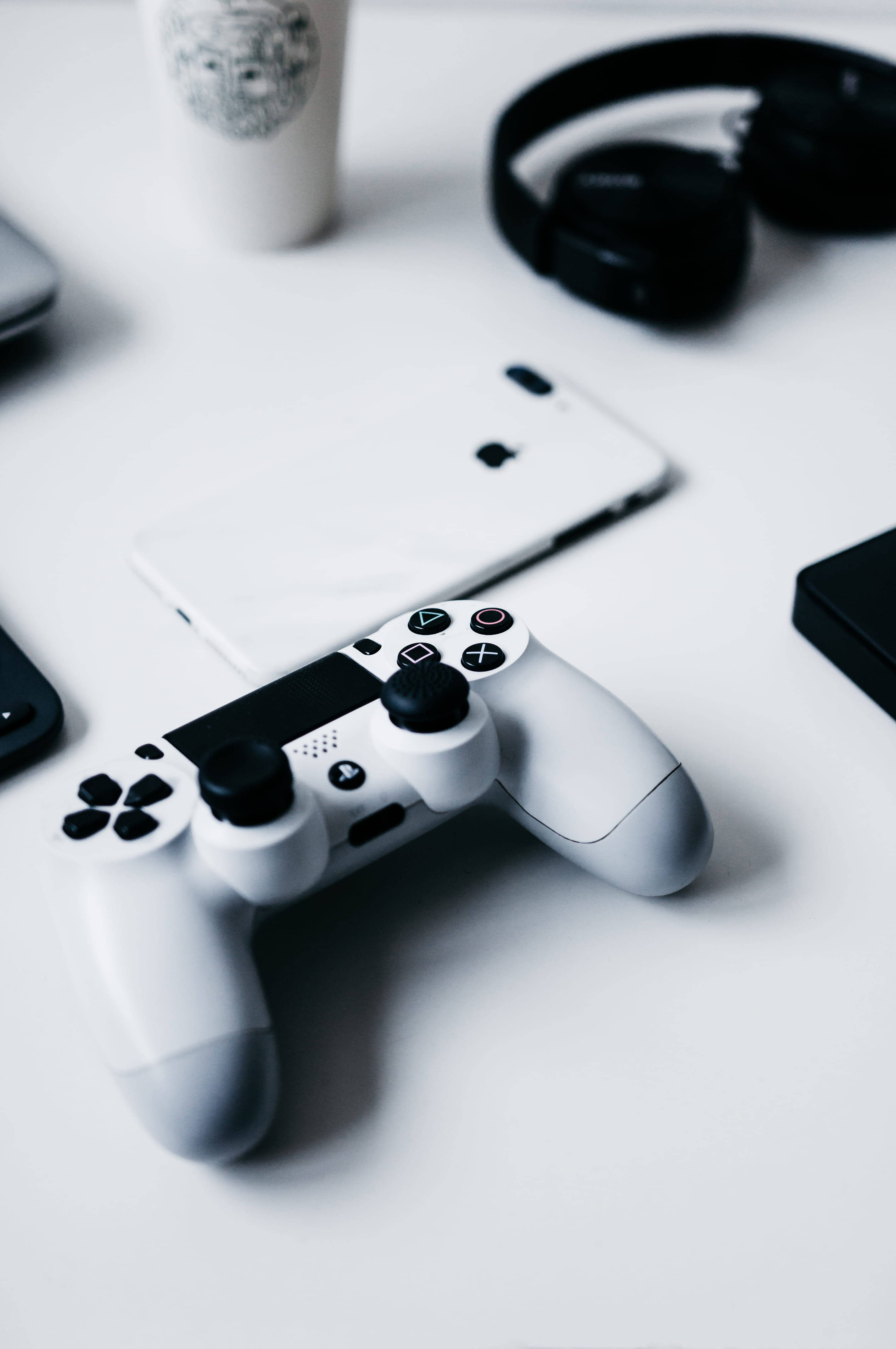 iPhone डेस्क विथ PlayStation कंट्रोलर वॉलपेपर