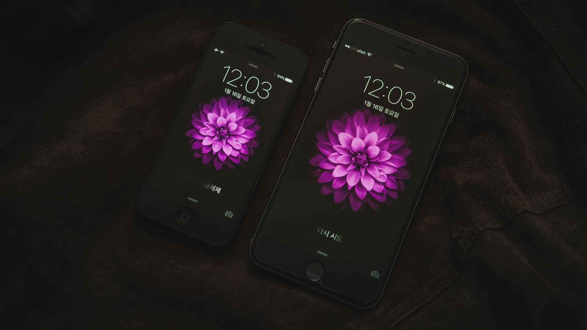 मोहक iPhone कार्य डेस्क पर वॉलपेपर