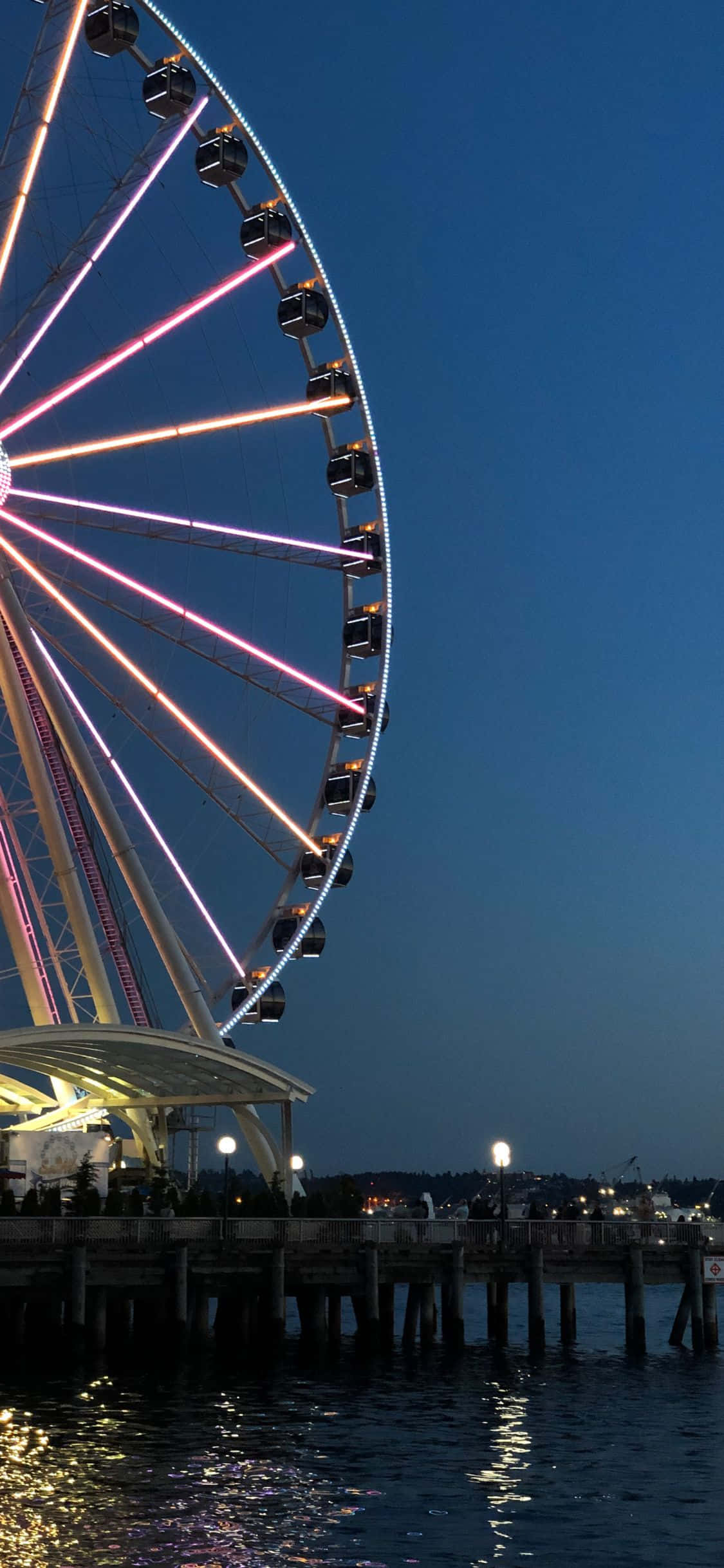 सिएटल स्काईलाइन का हवाई दृश्य, यूएसए, सूर्यास्त के समय पानी पर प्रतिबिंब के साथ - iPhone X वॉलपेपर