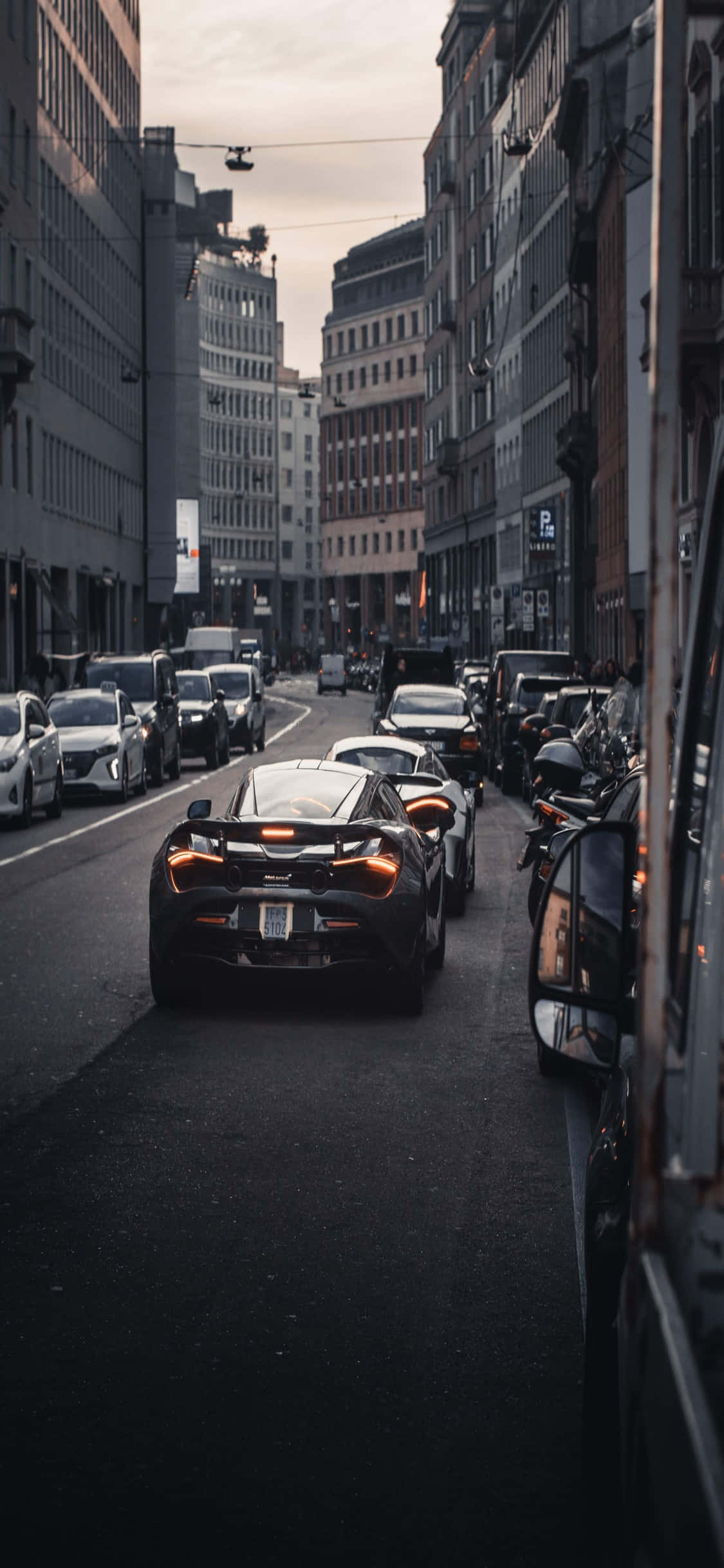 iPhone X Mclaren 720s सिटी व्यू बैकग्राउंड वॉलपेपर