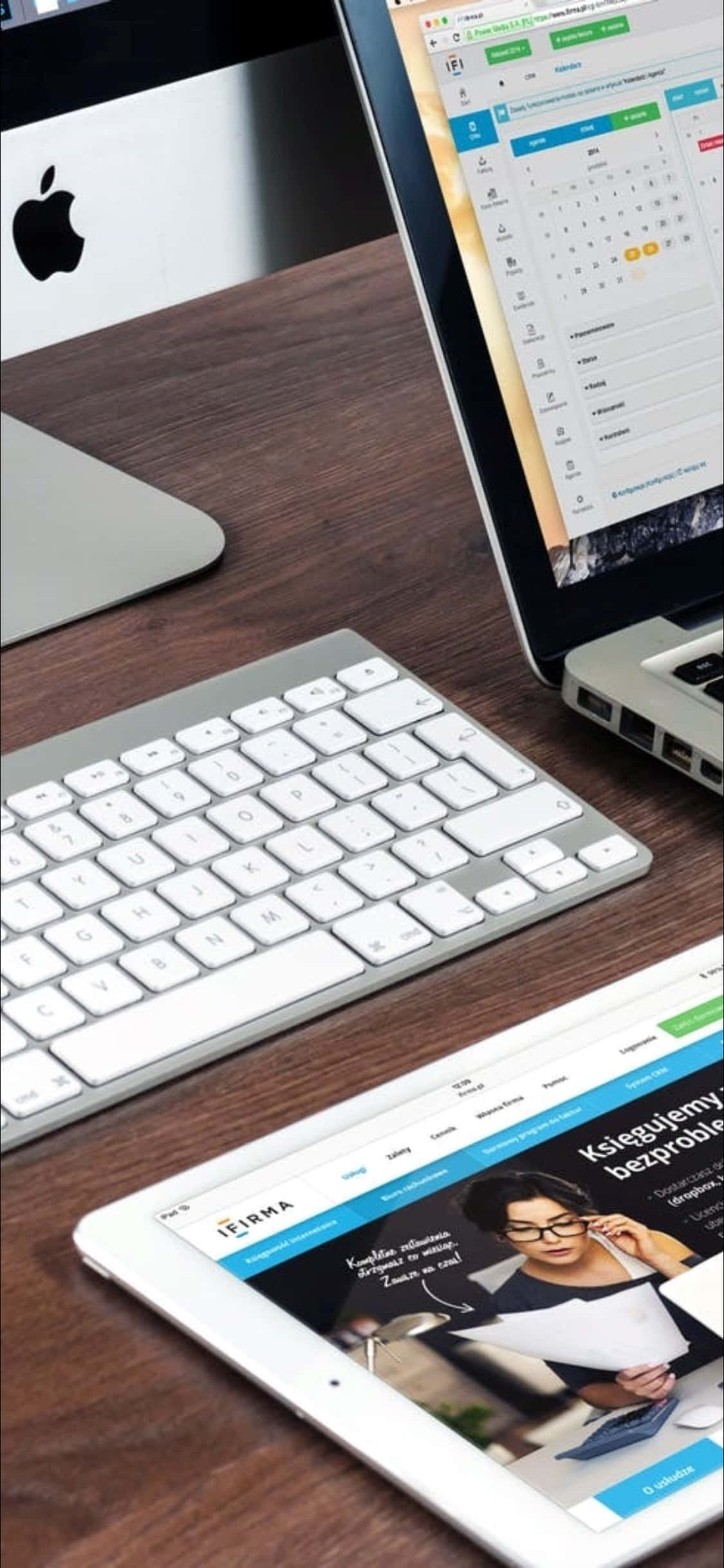 iPhone X डेस्क बैकग्राउंड लैपटॉप और कीबोर्ड वॉलपेपर