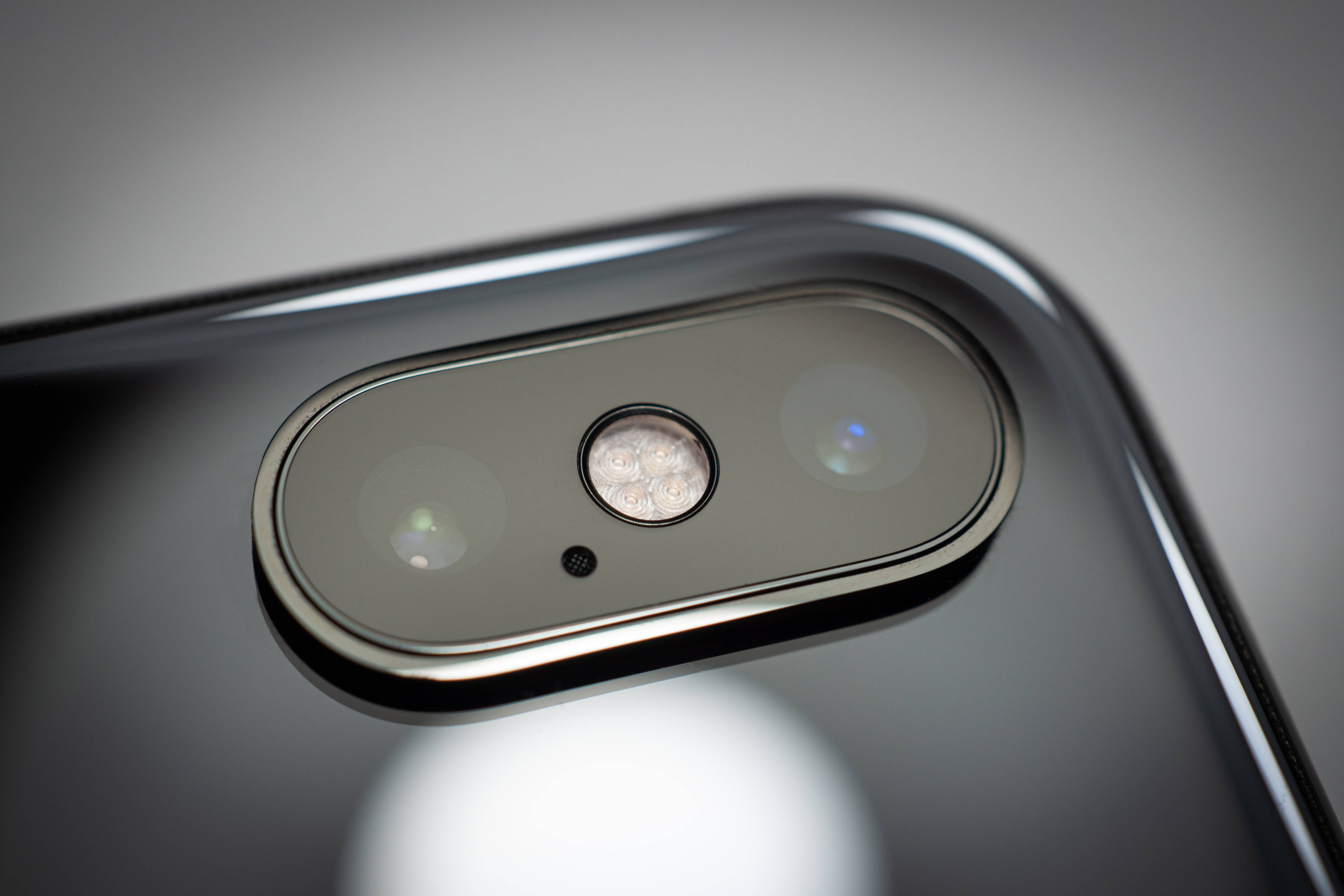 पानी में iPhone Xs का सुरुचिपूर्ण दृश्य वॉलपेपर
