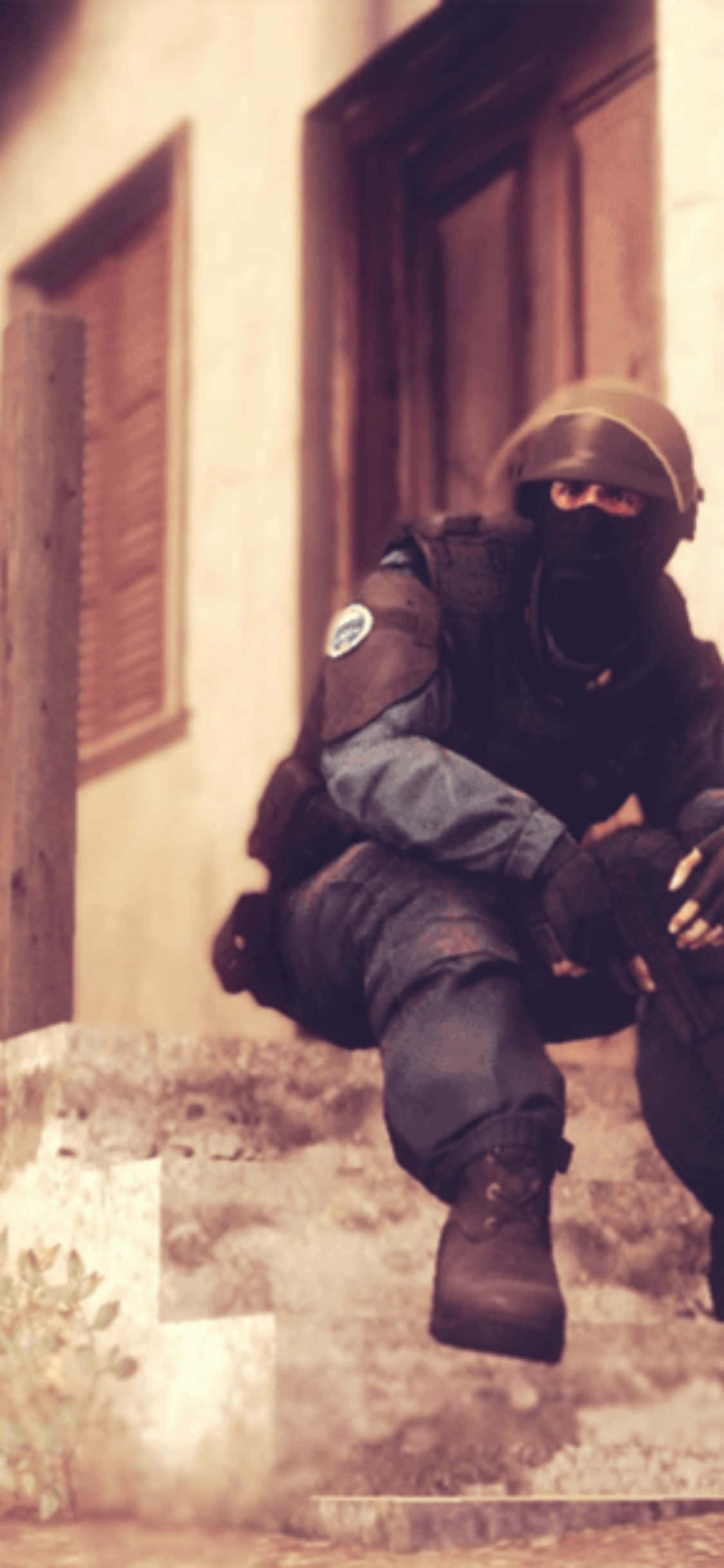 एक पेशेवर गेमर iPhone XS पर Counter-Strike: Global Offensive में प्रतिस्पर्धा करता है वॉलपेपर