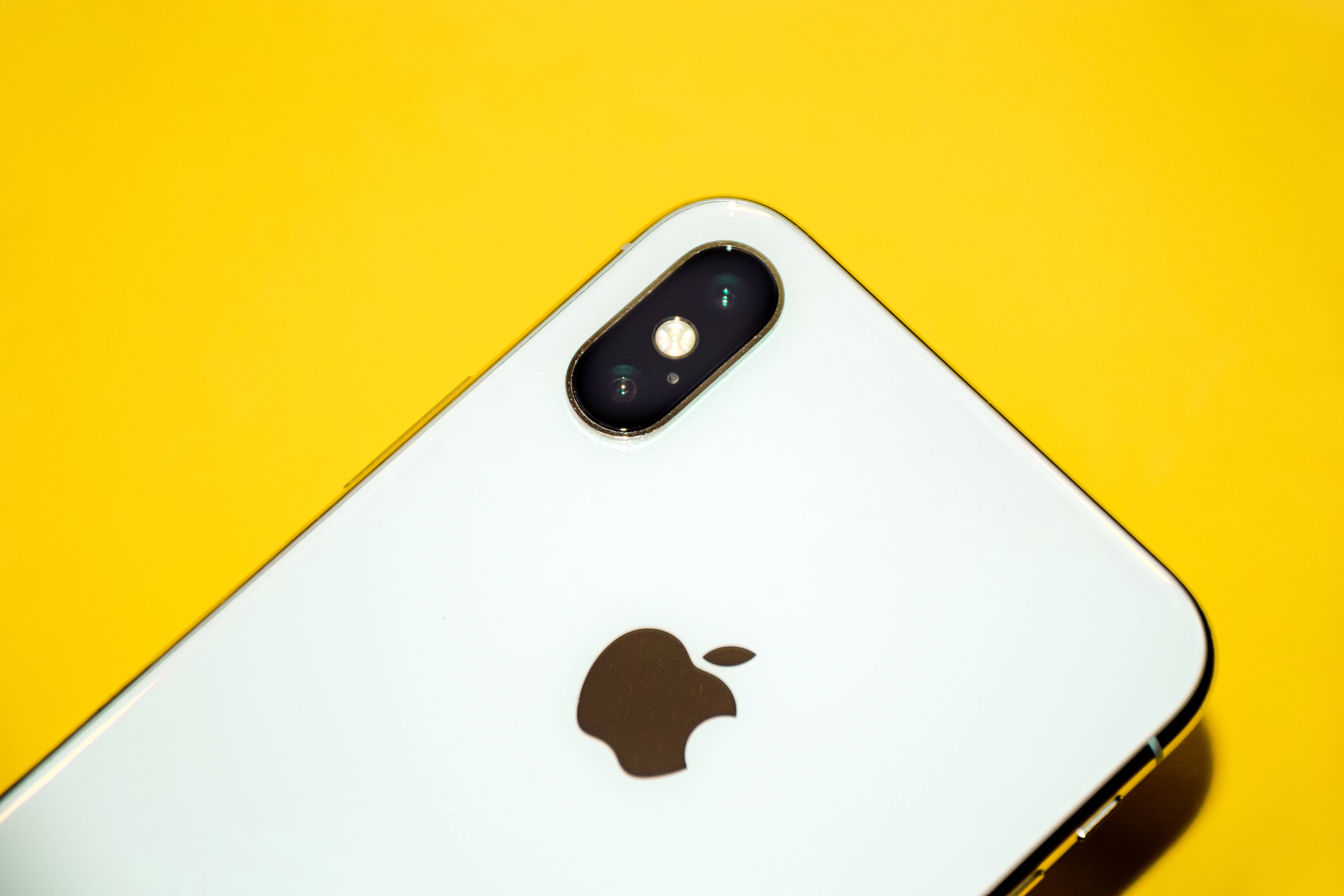 पीले रंग पर iPhone Xs Max वॉलपेपर