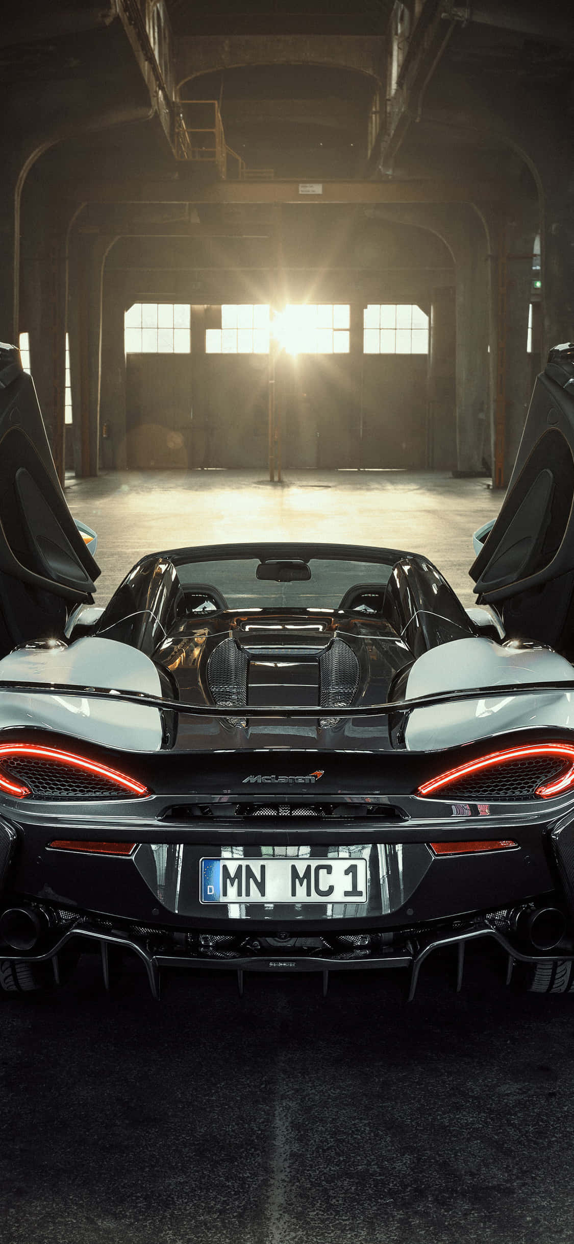 iPhone Xs McLaren 720s के सामने बिल्कुल सही लगता है वॉलपेपर