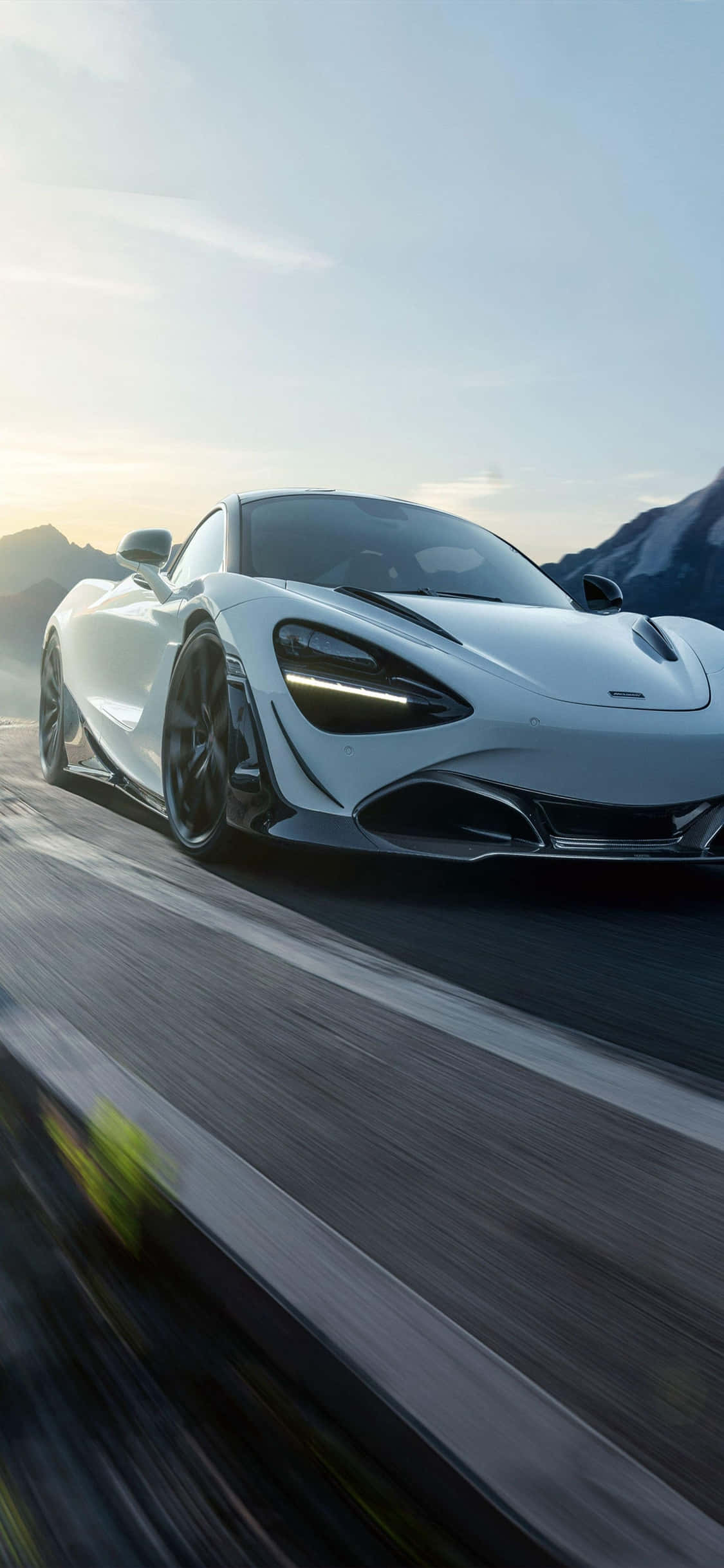 iPhone XS के साथ McLaren 720S में स्टाइलिश सवारी वॉलपेपर