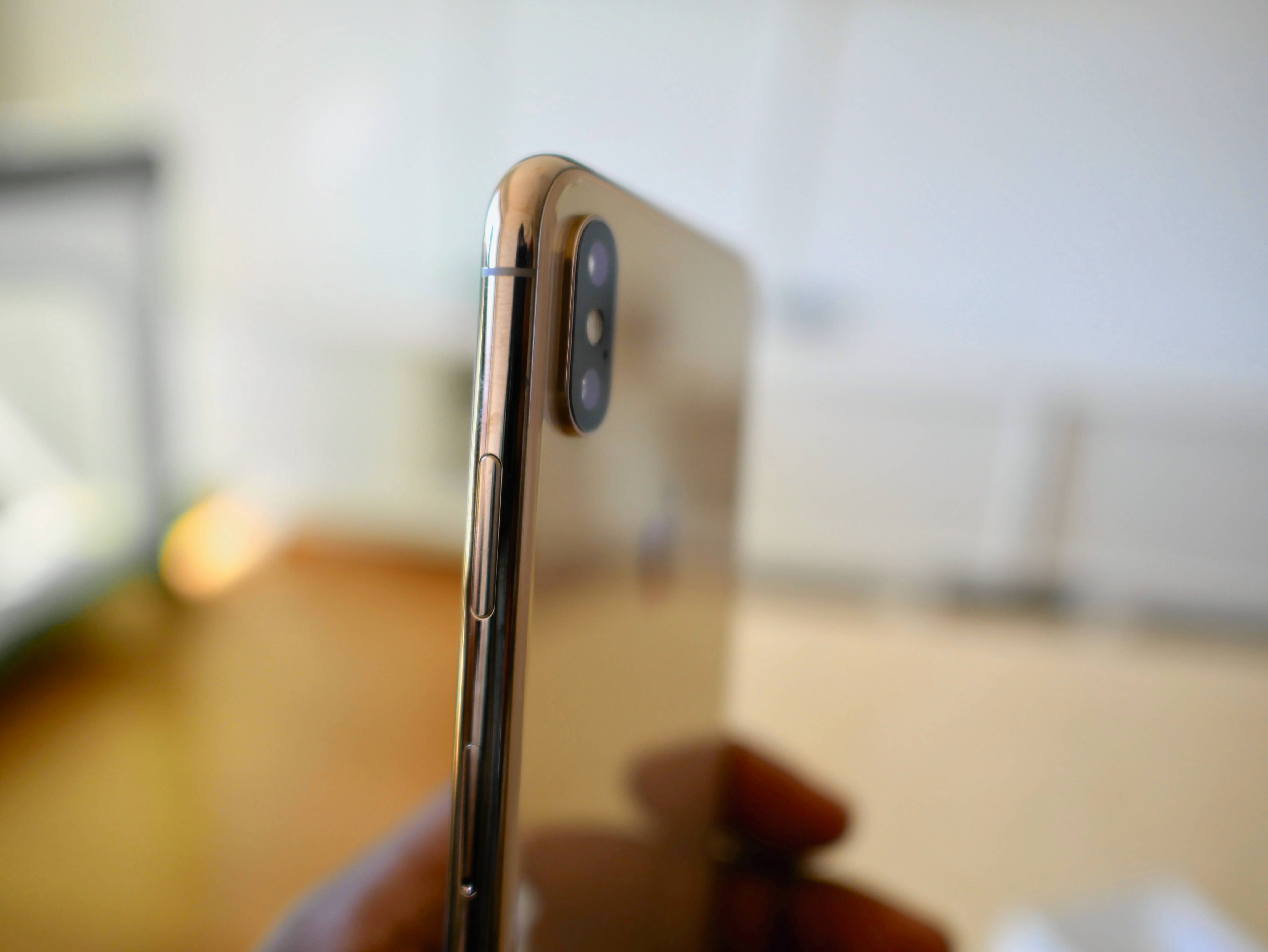गतिशील अरोरा वॉलपेपर प्रदर्शित करने वाला स्टाइलिश और चिकना iPhone Xs वॉलपेपर