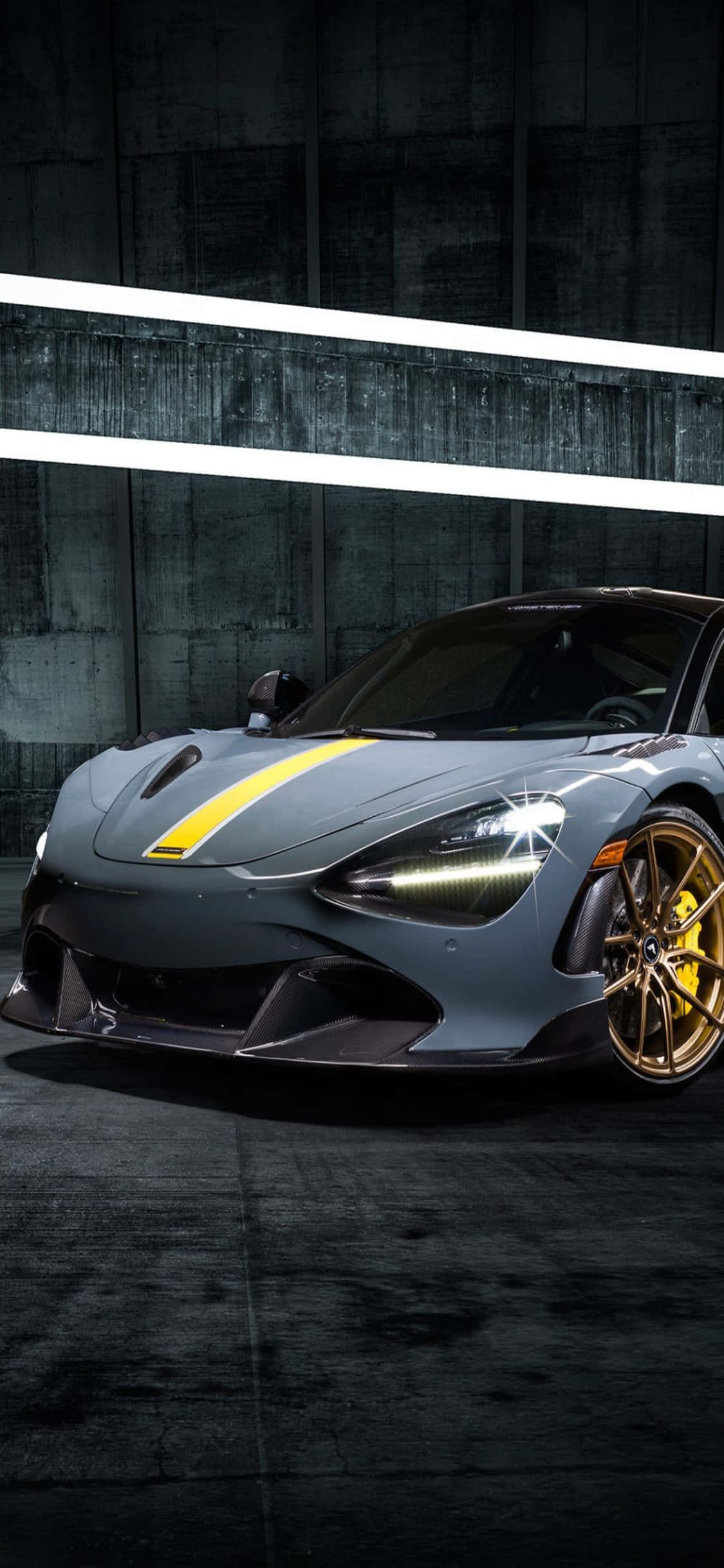 iPhone Xs और McLaren 720s के साथ स्टाइल में यात्रा करें वॉलपेपर