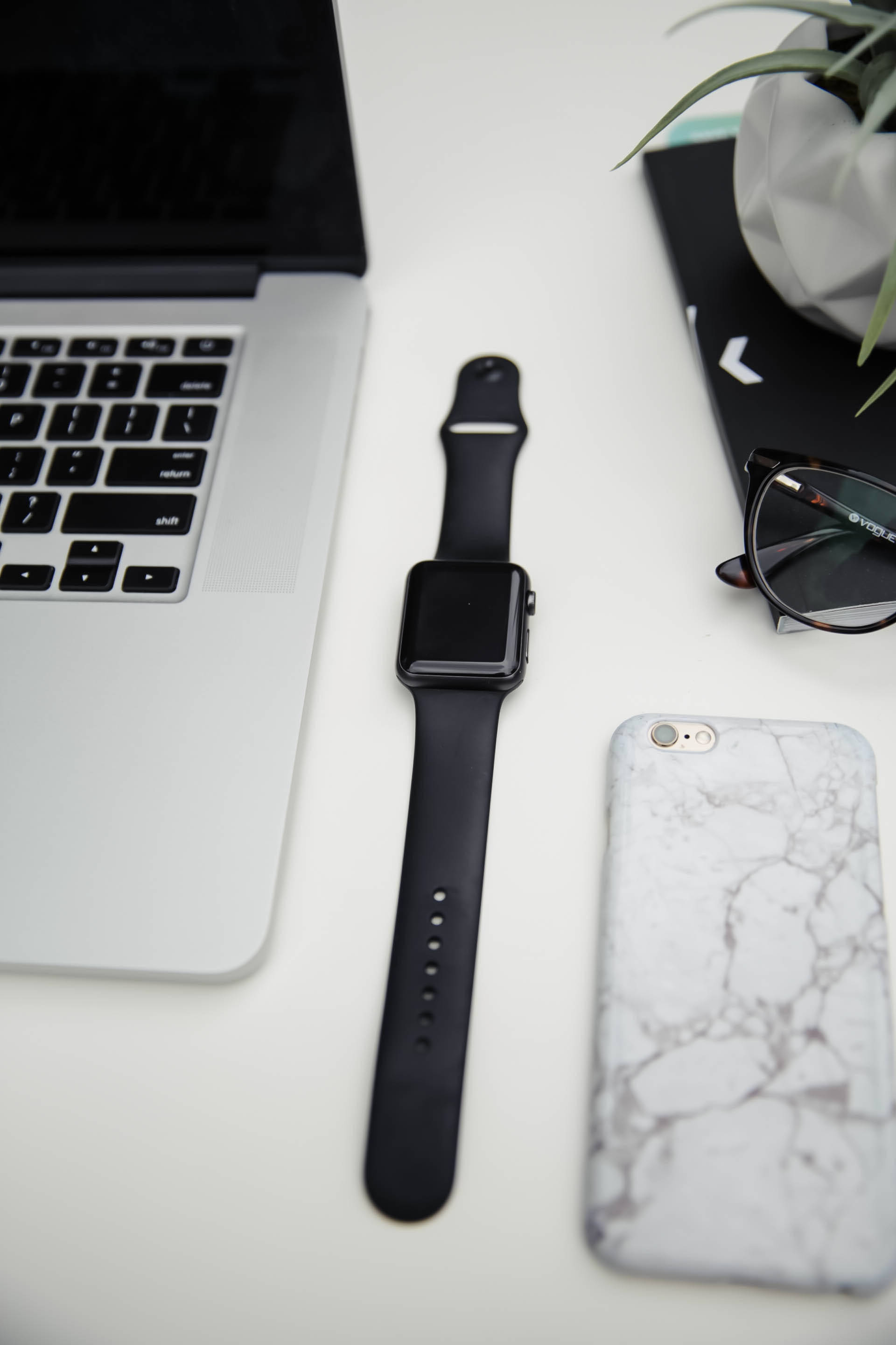 iPhone डेस्क स्मार्टवॉच के साथ वॉलपेपर