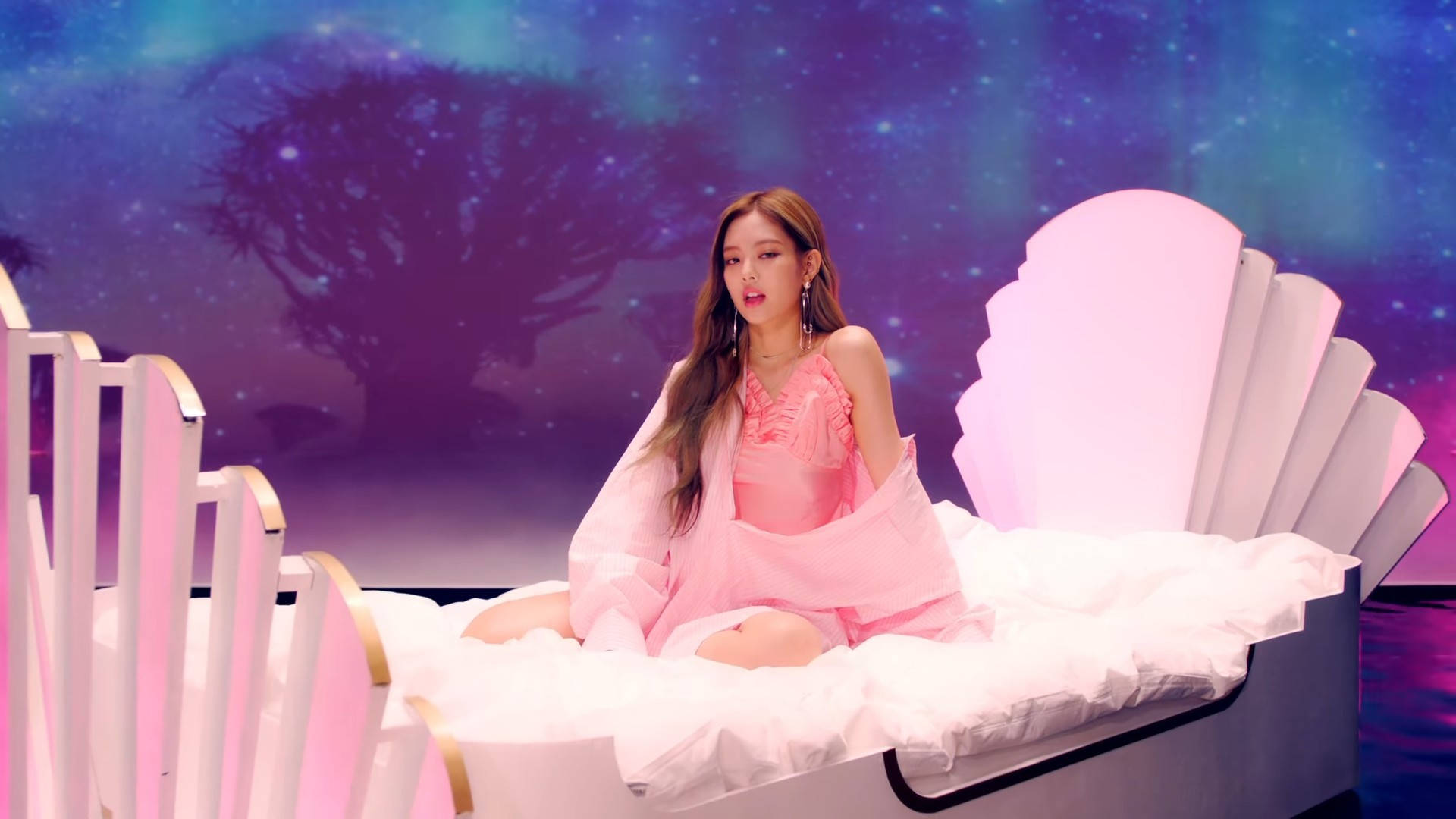 As If It's Your Last MV के लिए शेल हेडबोर्ड वाले बिस्तर पर Blackpink वॉलपेपर Jennie — ब्लैकपिंक वॉलपेपर
