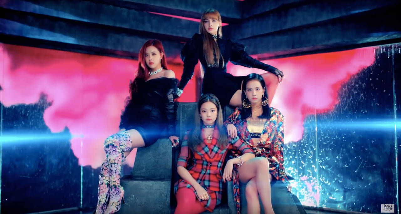 DDU-DU DDU-DU MV के लिए गुलाबी धुएं वाली पृष्ठभूमि पर सदस्यों का Blackpink वॉलपेपर — ब्लैकपिंक वॉलपेपर