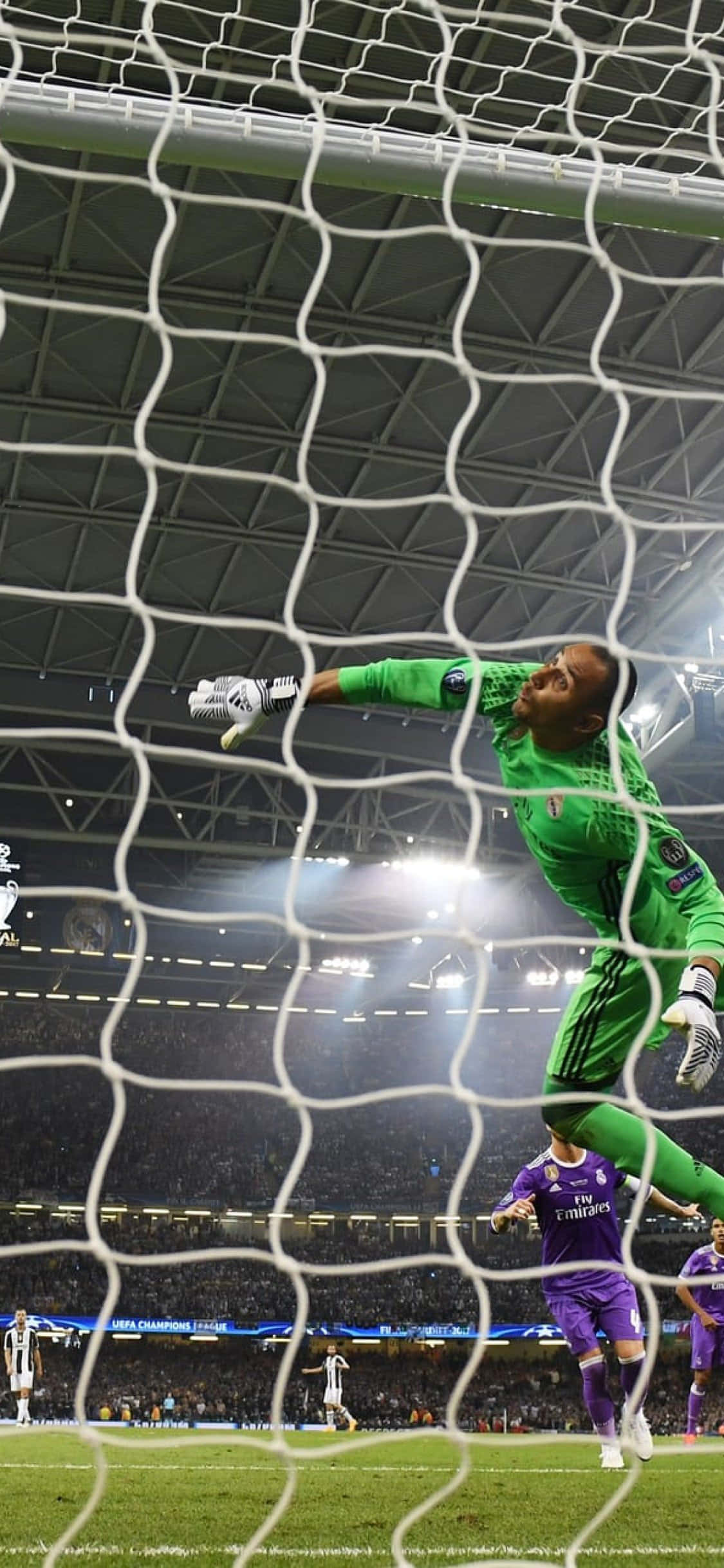 मैदान पर एक्शन में Keylor Navas वॉलपेपर