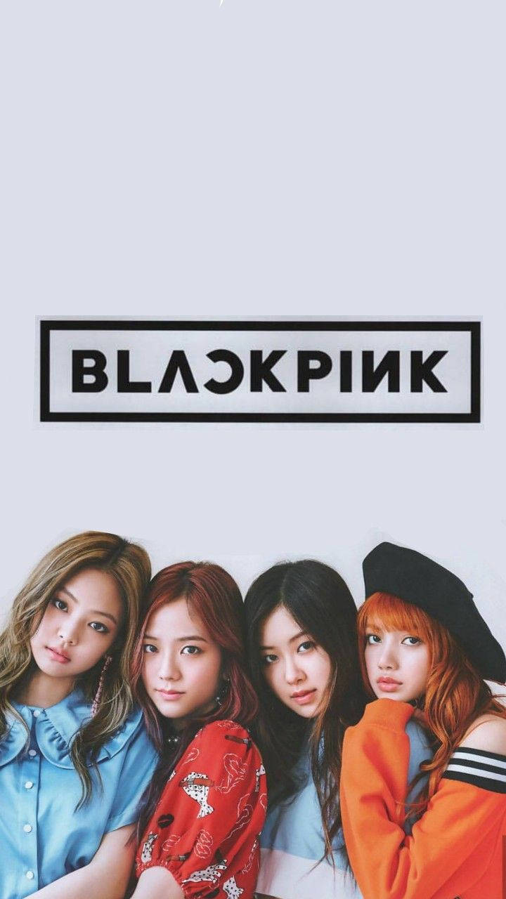 ब्लैकपिंक सदस्य LISA, JENNIE, ROSÉ और JISOO अपने शानदार लोगो के साथ पोज़ दे रही हैं! वॉलपेपर