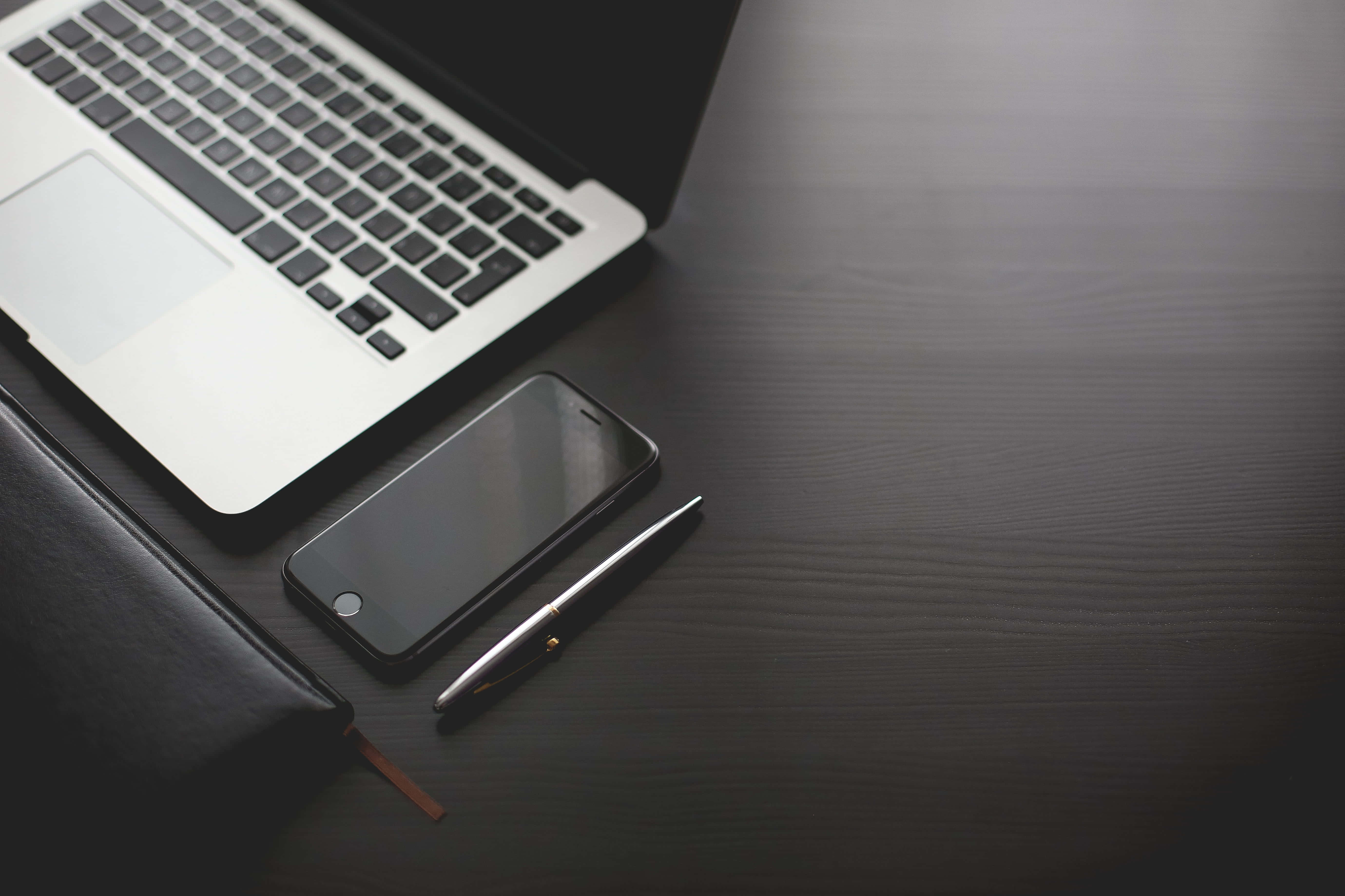 लाल और गुलाबी MacBook एक सुंदर सौंदर्य के साथ वॉलपेपर