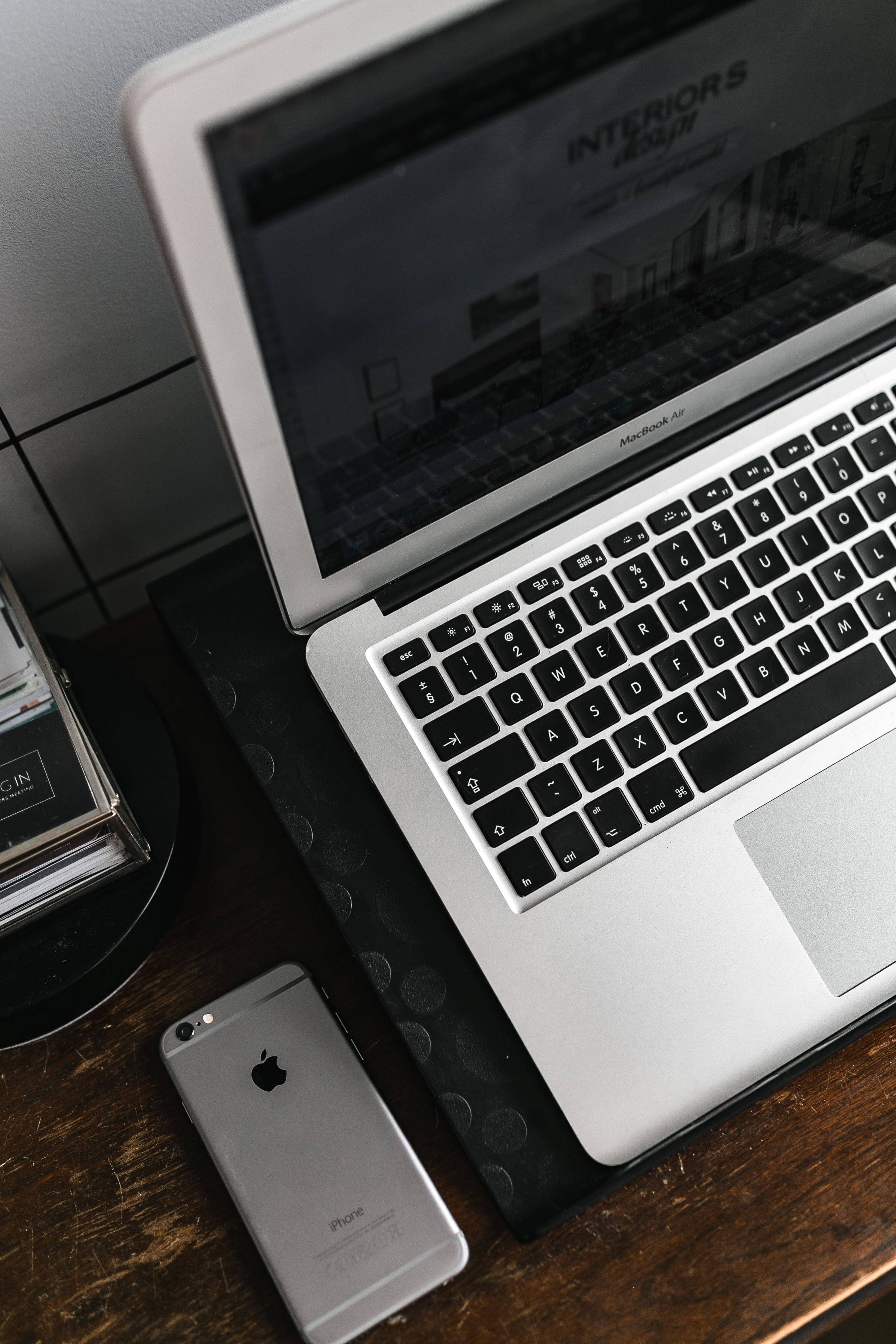 सिल्वर MacBook के साथ iPhone डेस्क वॉलपेपर