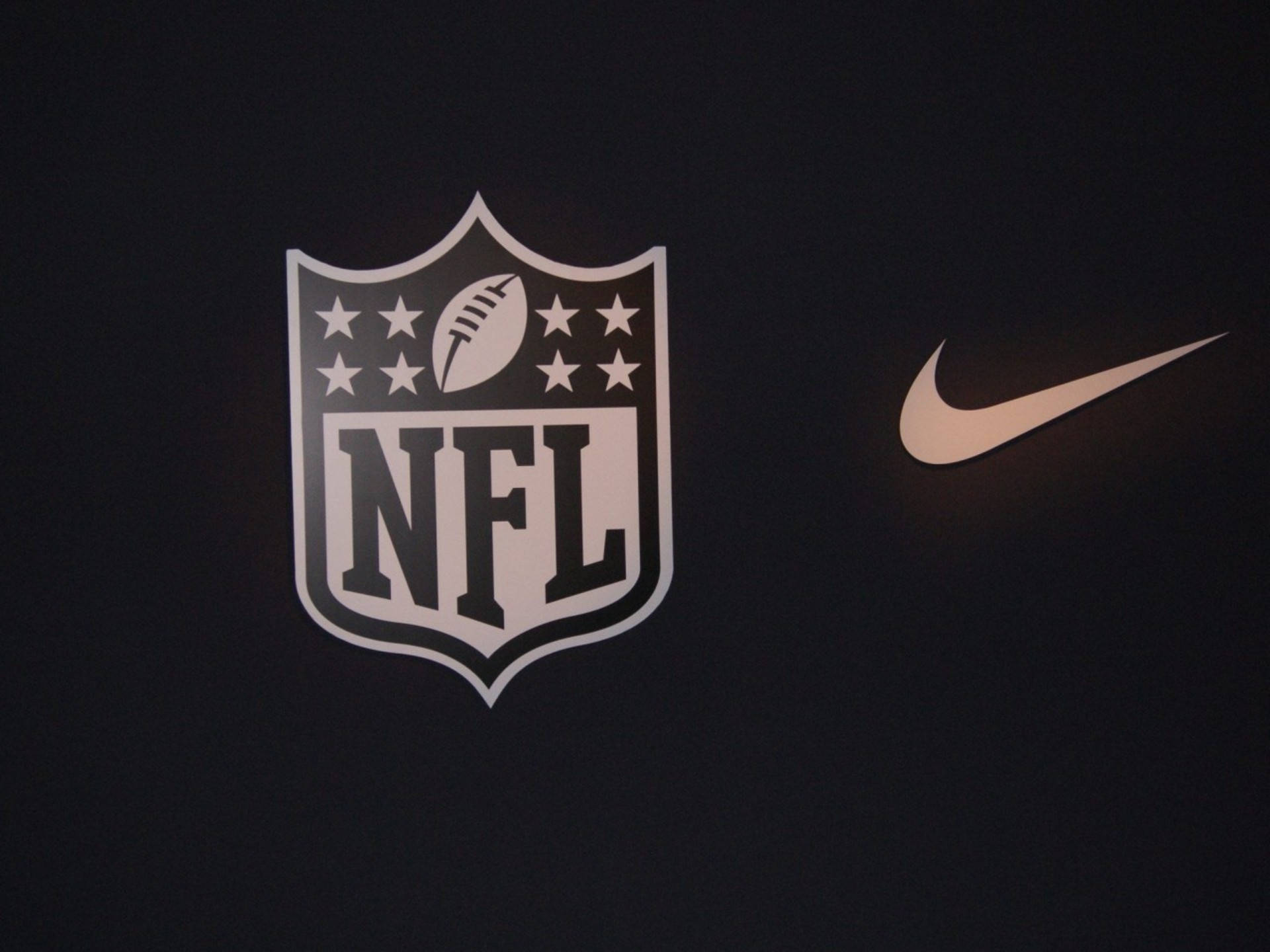 NFL फुटबॉल और नाइके लोगो वॉलपेपर
