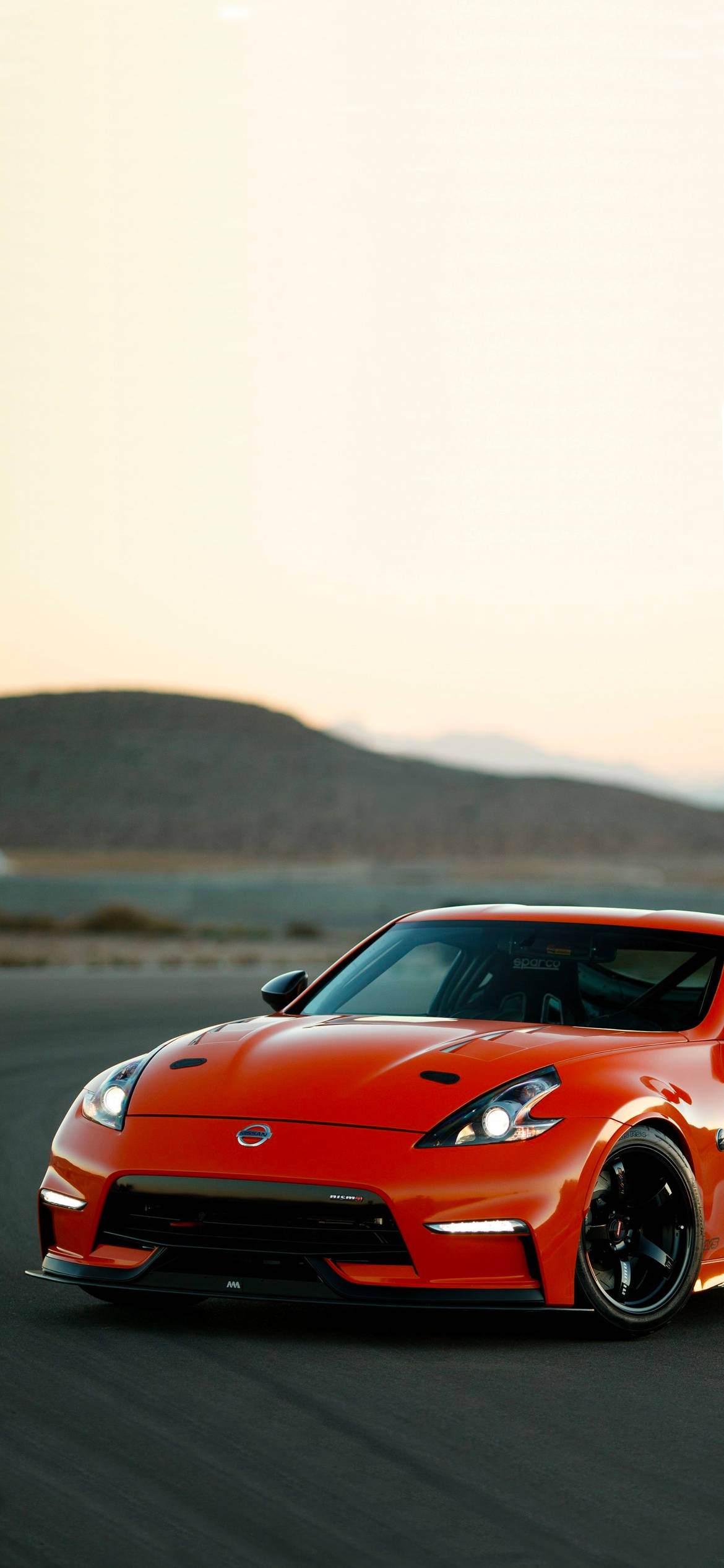 पहाड़ी के साथ लाल Nissan 370Z वॉलपेपर