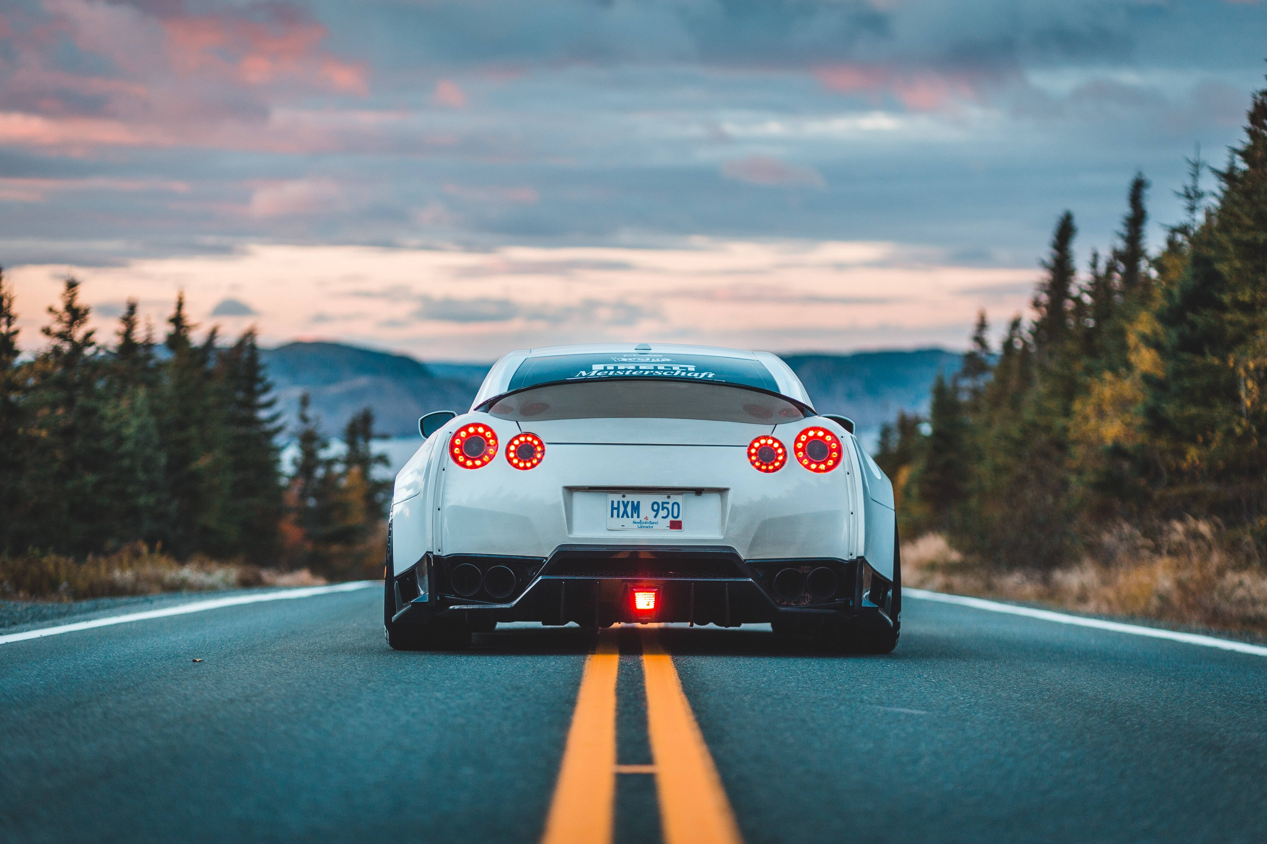 "सौंदर्यपूर्ण Nissan GT-R रात में सरकता हुआ" वॉलपेपर