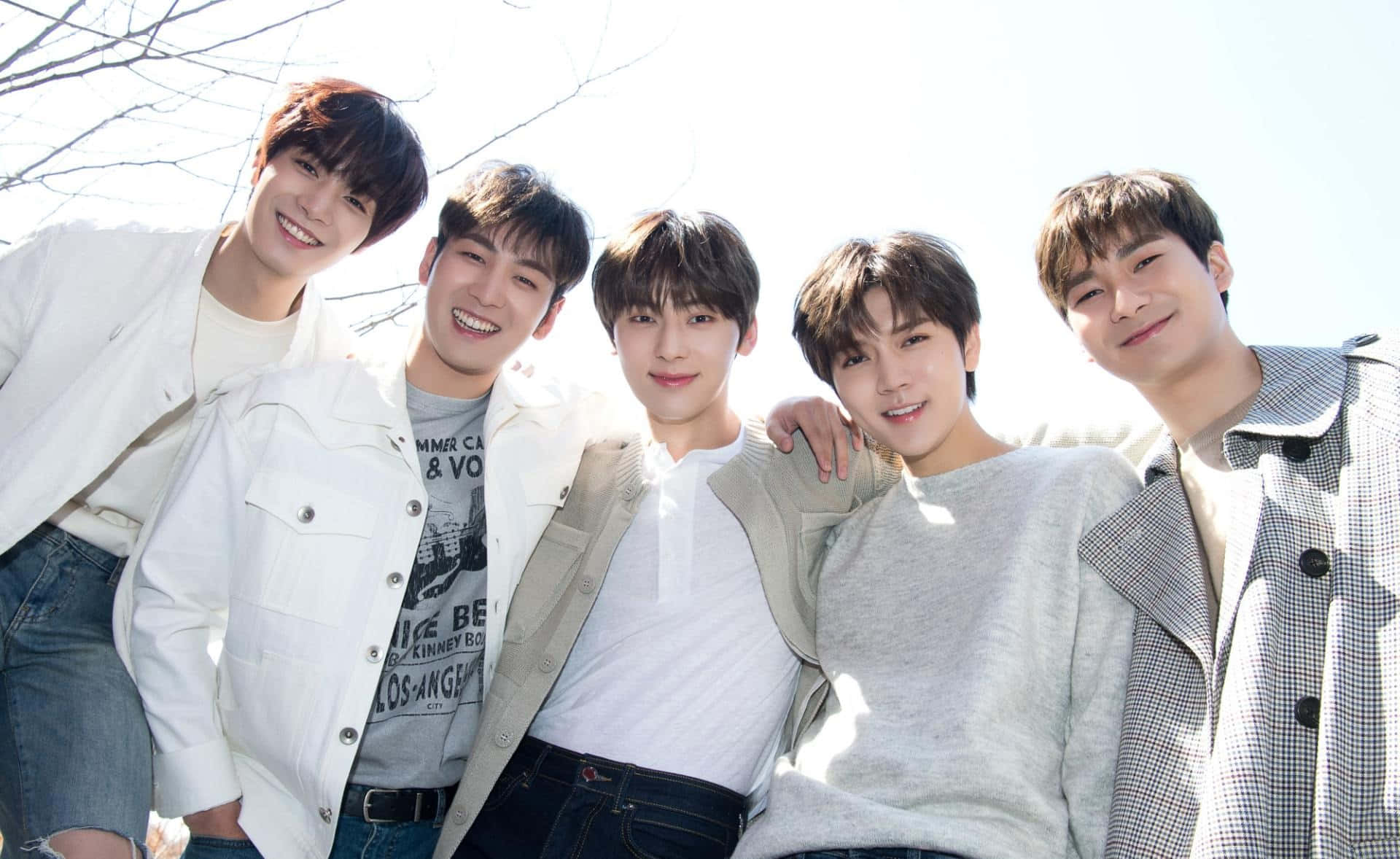 Nuest Kpop बॉय ग्रुप आउटडोर वॉलपेपर