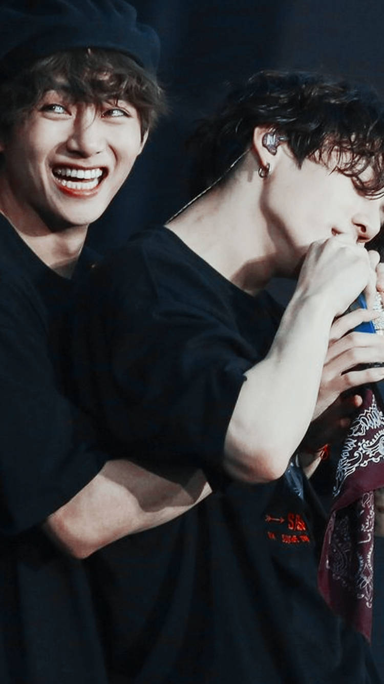 Taekook BTS V जंगकुक को गले लगाते हुए वॉलपेपर