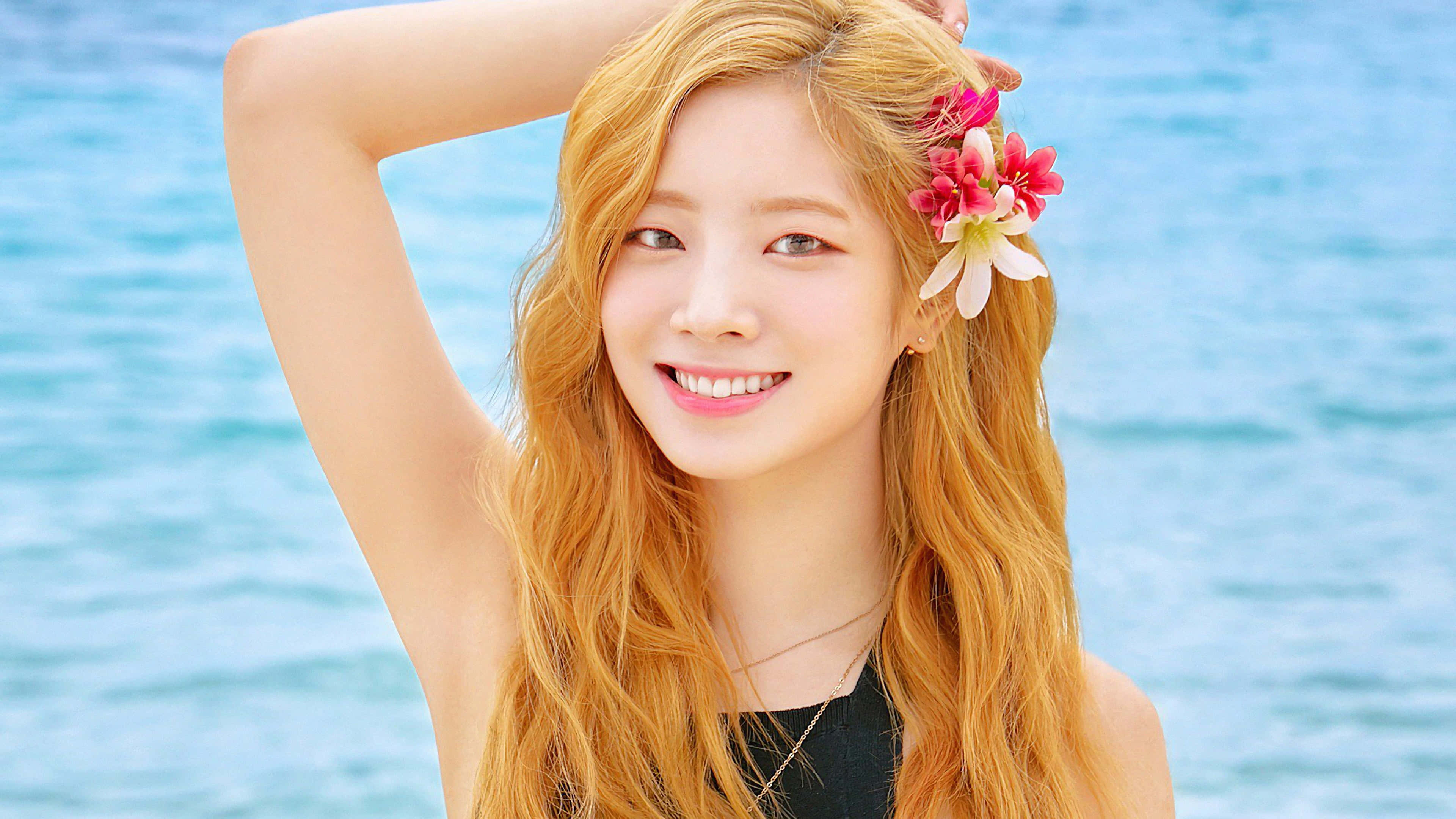 TWICE - एक आकर्षक रात के लिए मोहक निगाहें वॉलपेपर