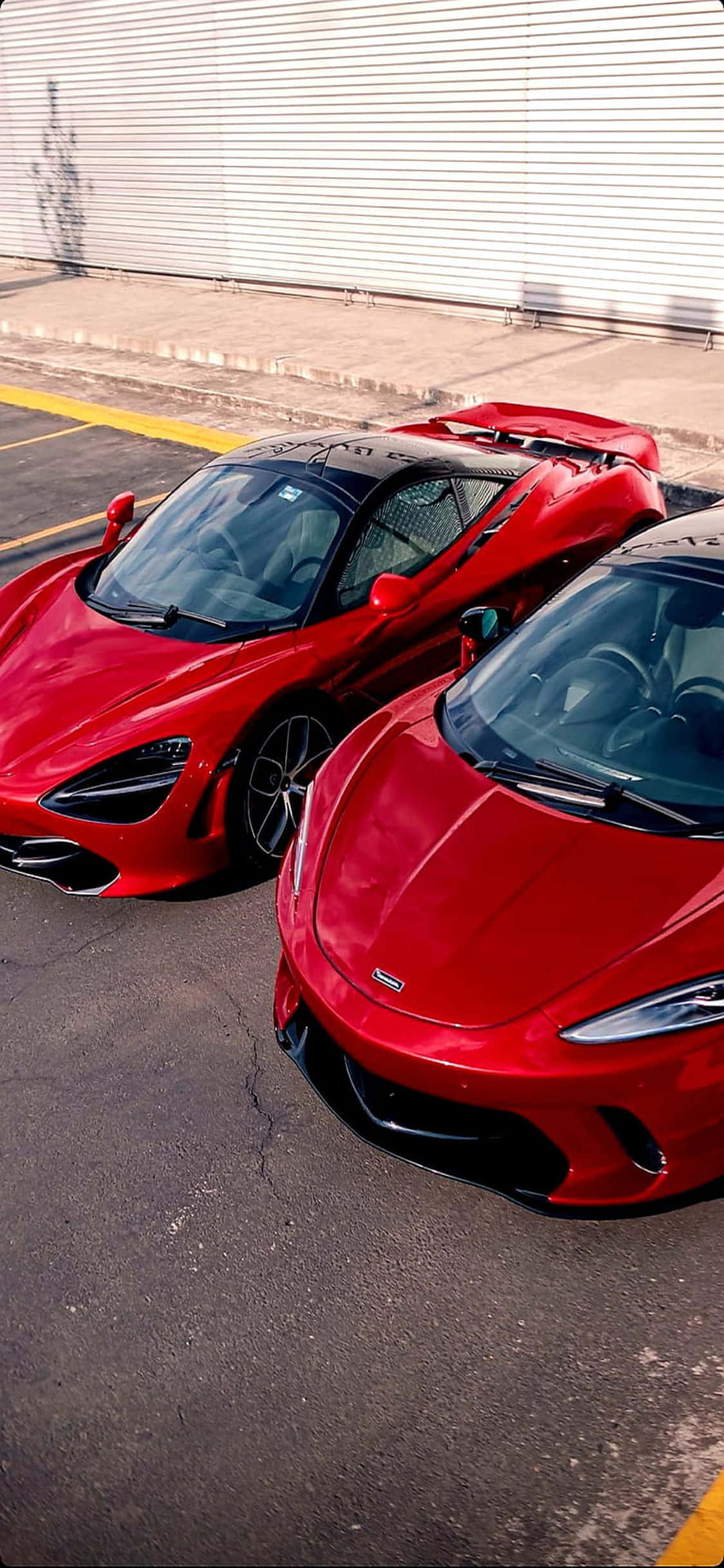 आईफोन X मैकलारेन 720s लाल बैकग्राउंड वॉलपेपर