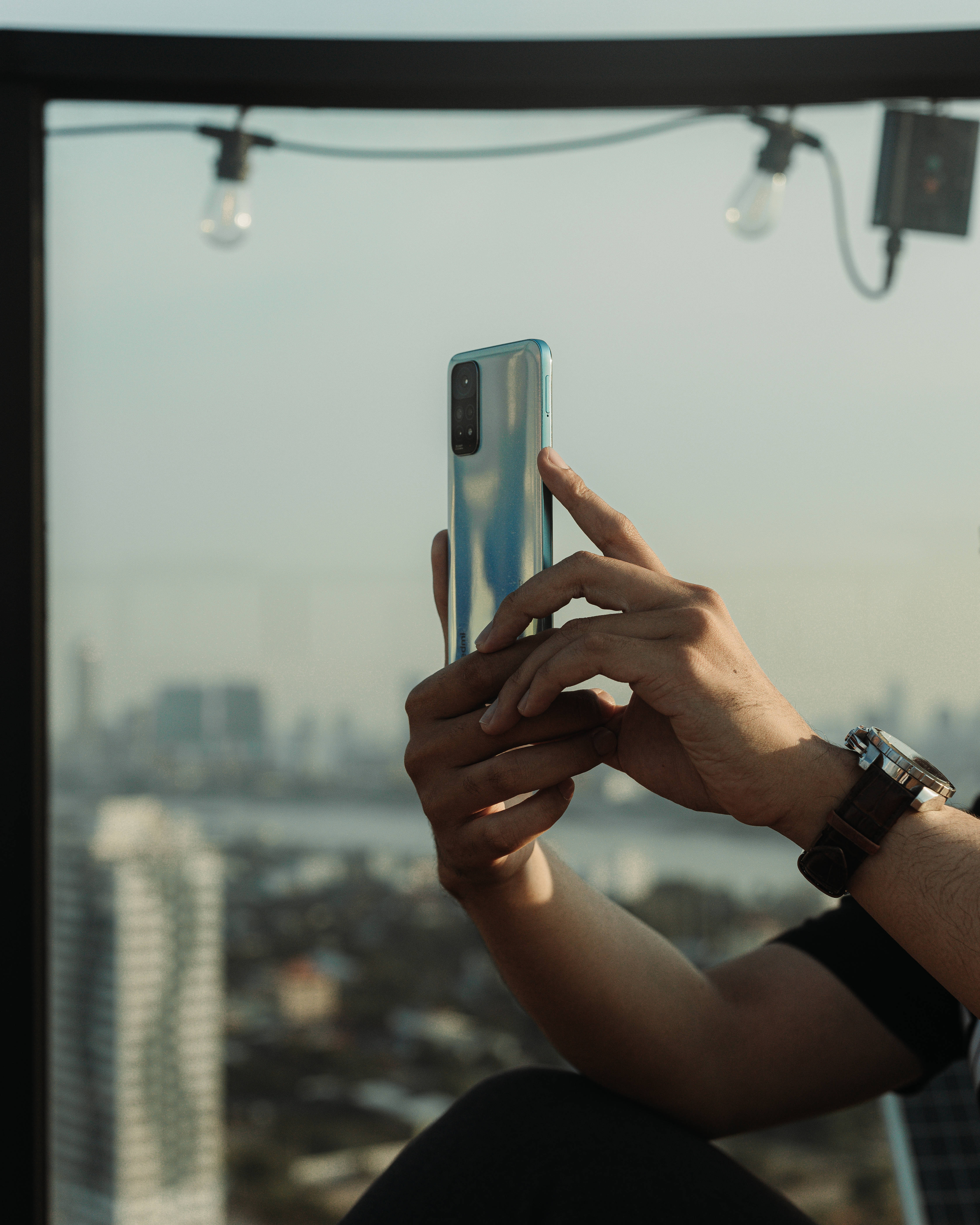 Xiaomi स्मार्टफोन वाला आदमी वॉलपेपर