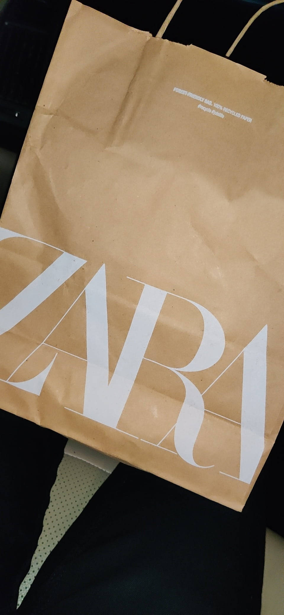 Zara पेपर बैग वॉलपेपर