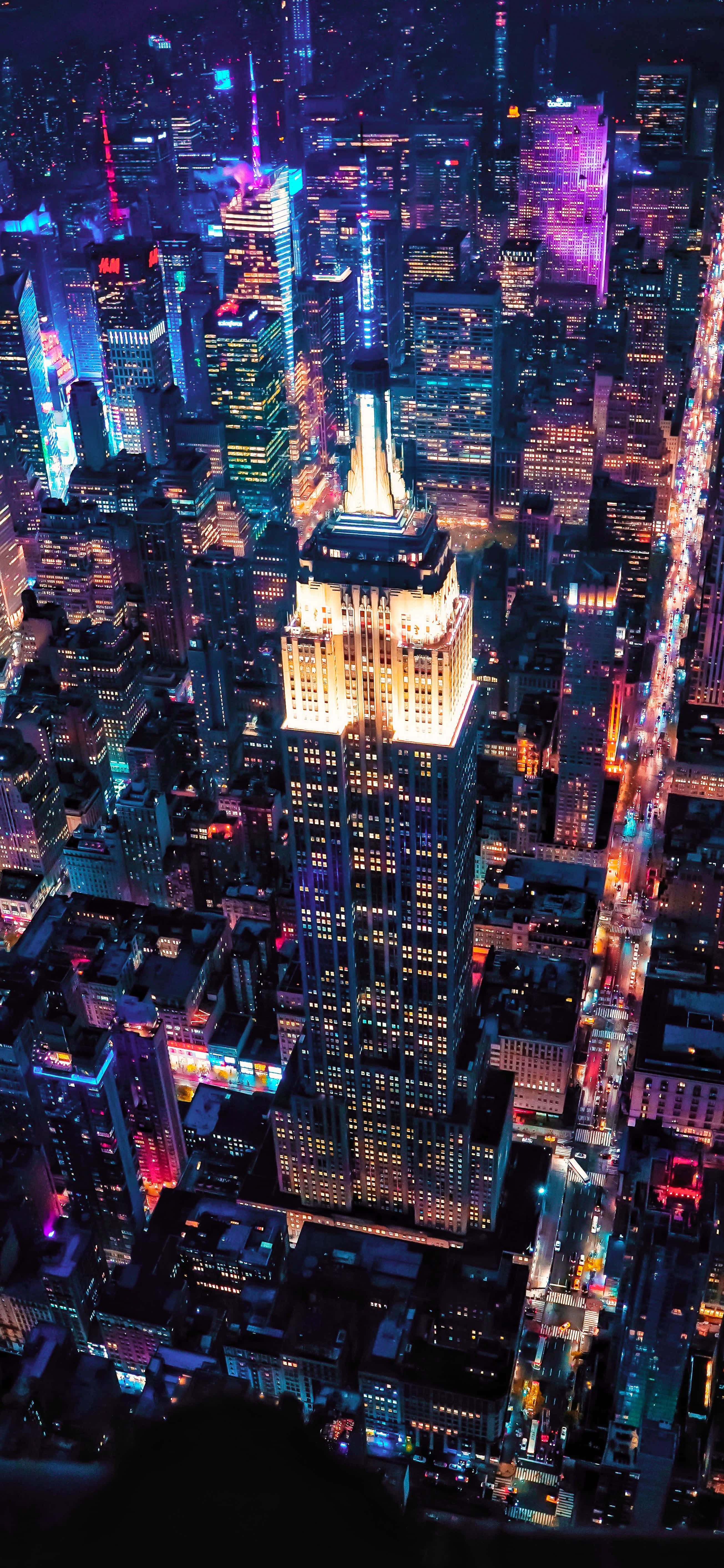 अंधेरे शहर की इमारतों का हवाई दृश्य 4K फोन वॉलपेपर