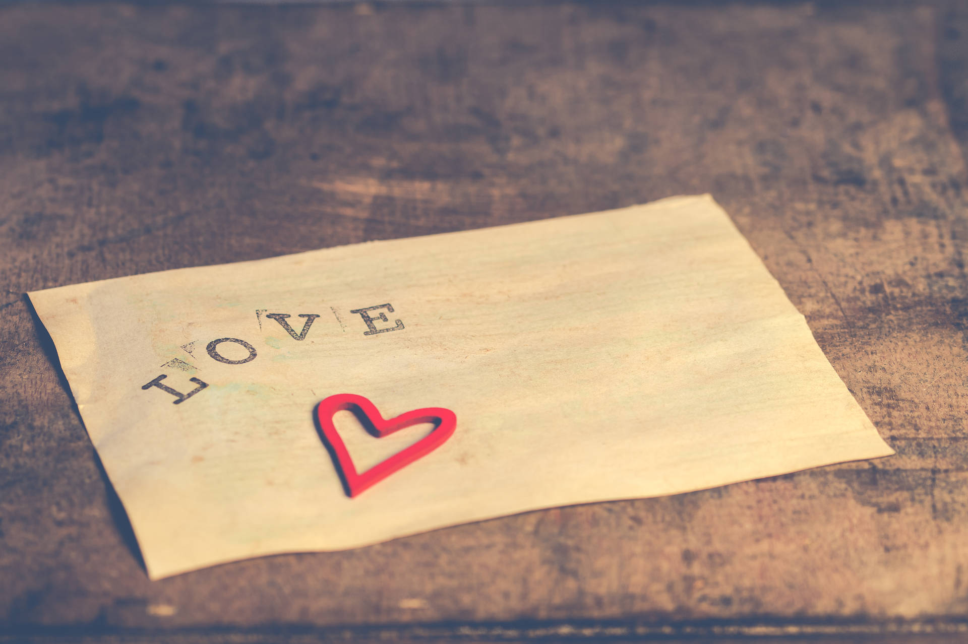पत्र जिस पर "Love" शब्द टाइप किया गया है और वैलेंटाइन डे पर प्यार के इज़हार के लिए एक प्यारा सा लाल दिल का स्टिकर। — प्यार वॉलपेपर