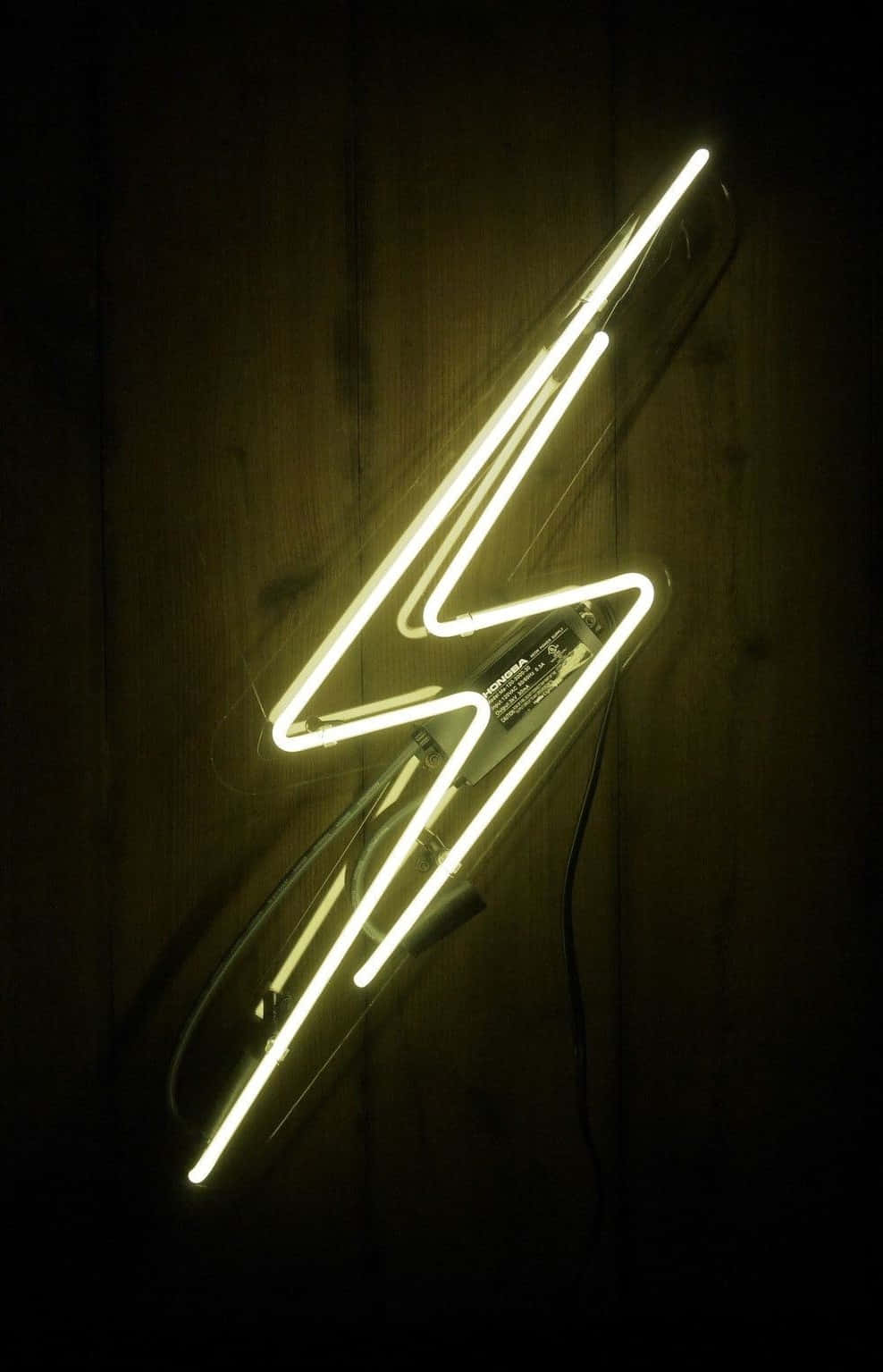 अपने iPhone को नए Lightning Bolt iPhone से बिजली की गति से चार्ज करें! वॉलपेपर