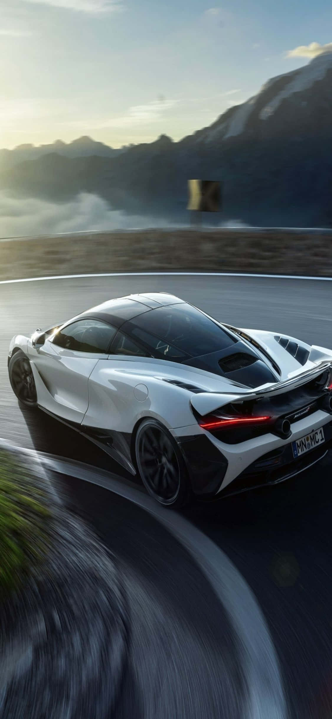 iPhone Xs और McLaren 720s के साथ अपने जीवन को सुपरचार्ज करें वॉलपेपर